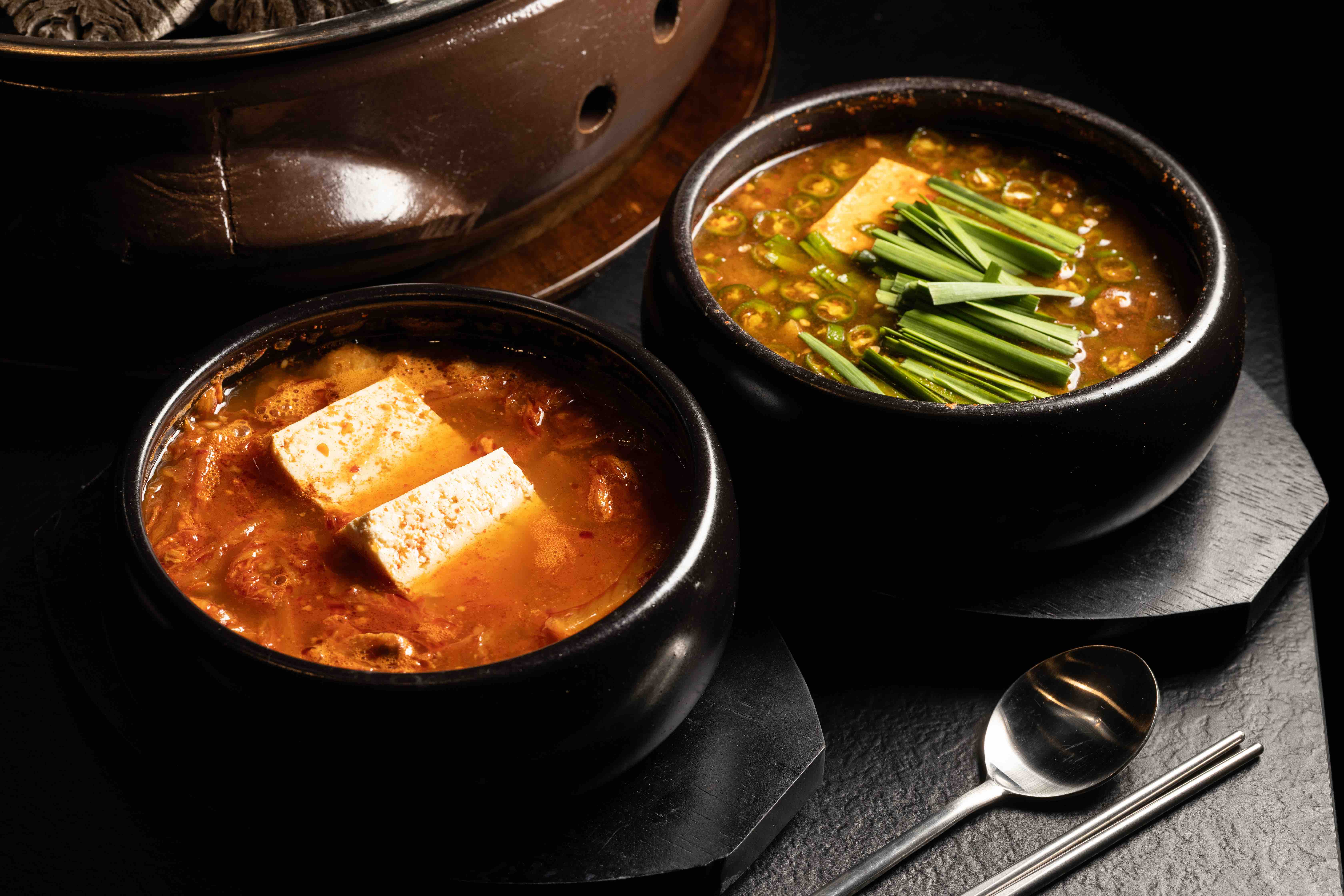 「辛奇湯」（左，340元／份）酸度鮮明，想挑戰正宗韓味可以試試；「大醬湯」（右，360元／份），口味很道地。