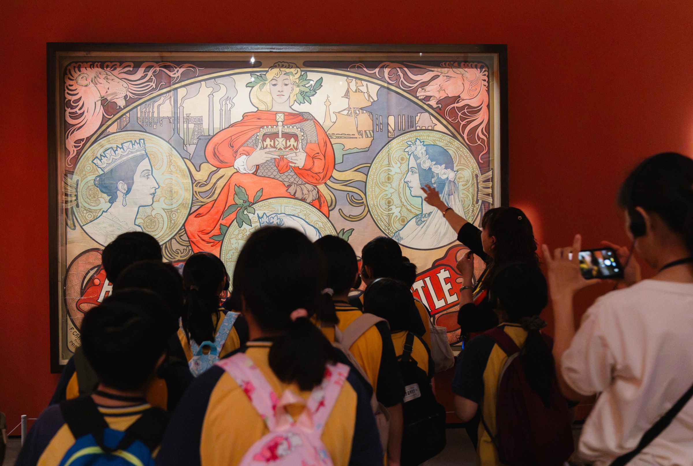 國泰金控主要贊助《新藝境:慕夏百年經典特展》,展覽期間舉辦公益觀展日,帶領台南當地學童近距離欣賞國際級藝術作品。(圖/國泰金控提供)