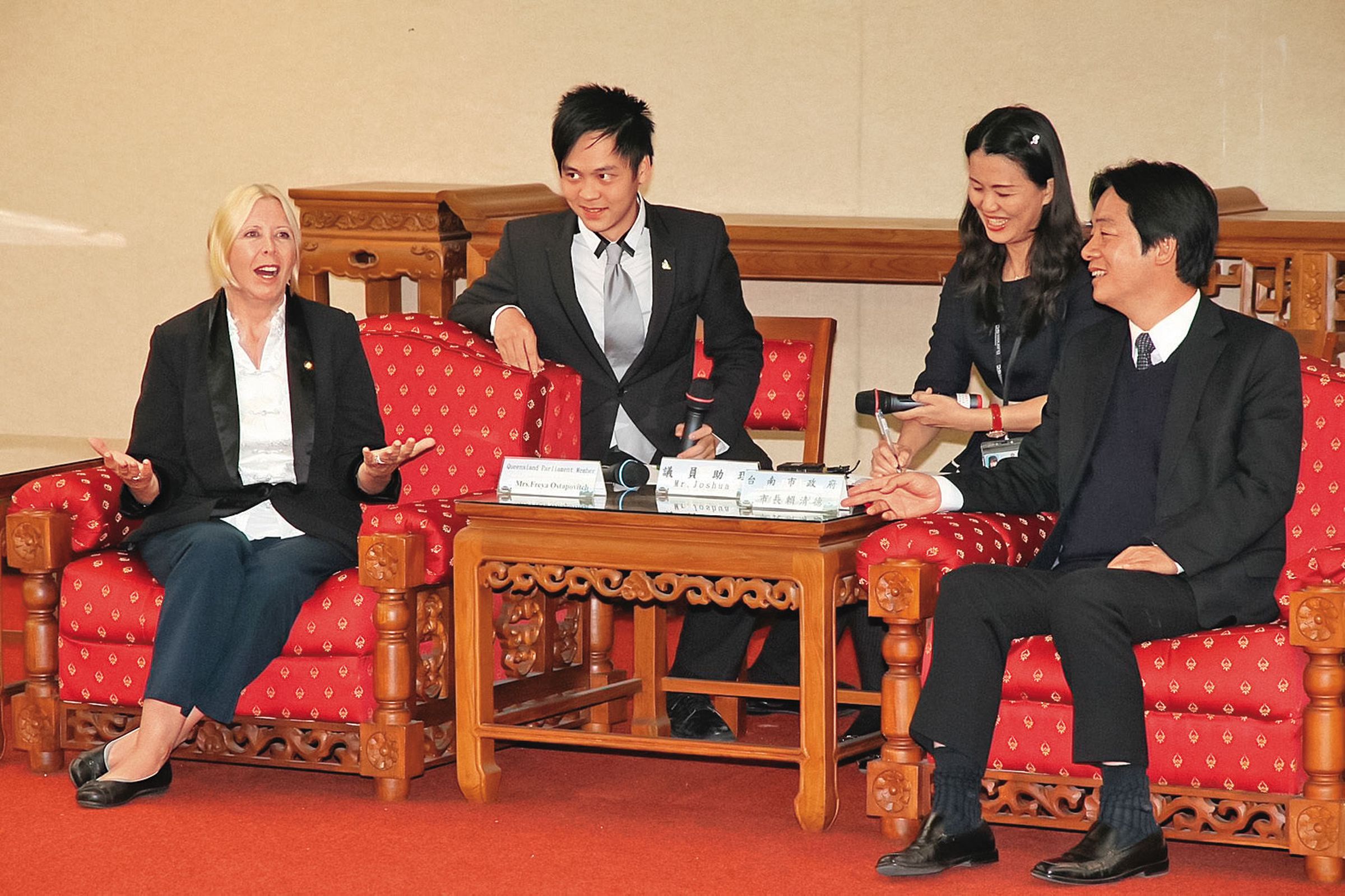 黃信凱（左2）當澳州議員助理時，曾多次陪同來台灣交流並擔任口譯，賴清德（右）時任台南市長。（黃信凱提供）