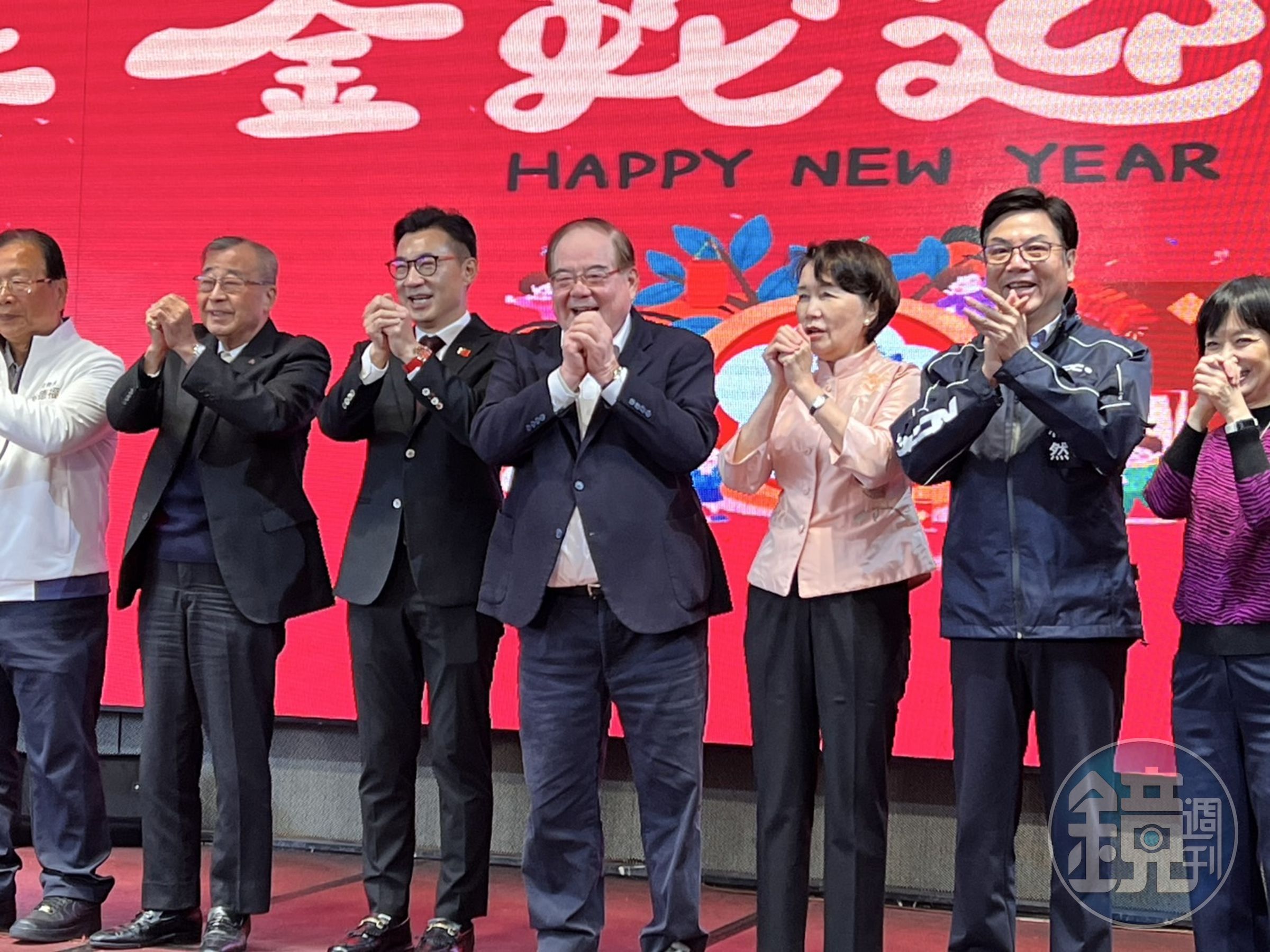 新北市三重舉辦婦女會新春團拜，原力邀台北市副市長李四川出席，沒想到意外為有意參選新北市長的劉和然（右一）造勢。