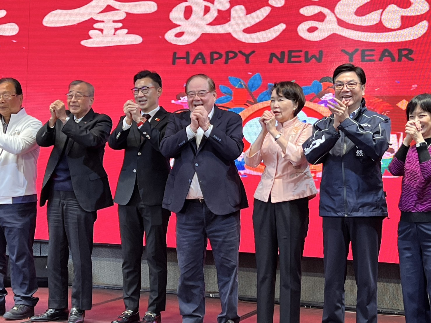 新北市三重舉辦婦女會新春團拜，原力邀台北市副市長李四川出席，沒想到意外為有意參選新北市長的劉和然（右一）造勢。