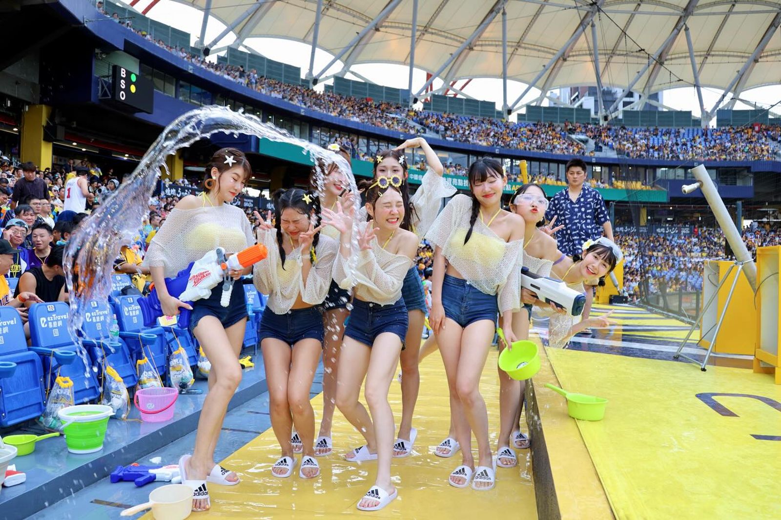 驚傳「水槍裝尿」噴啦啦隊！兄弟涼水祭爆亂象　女孩眼睛被噴紅粉絲心疼