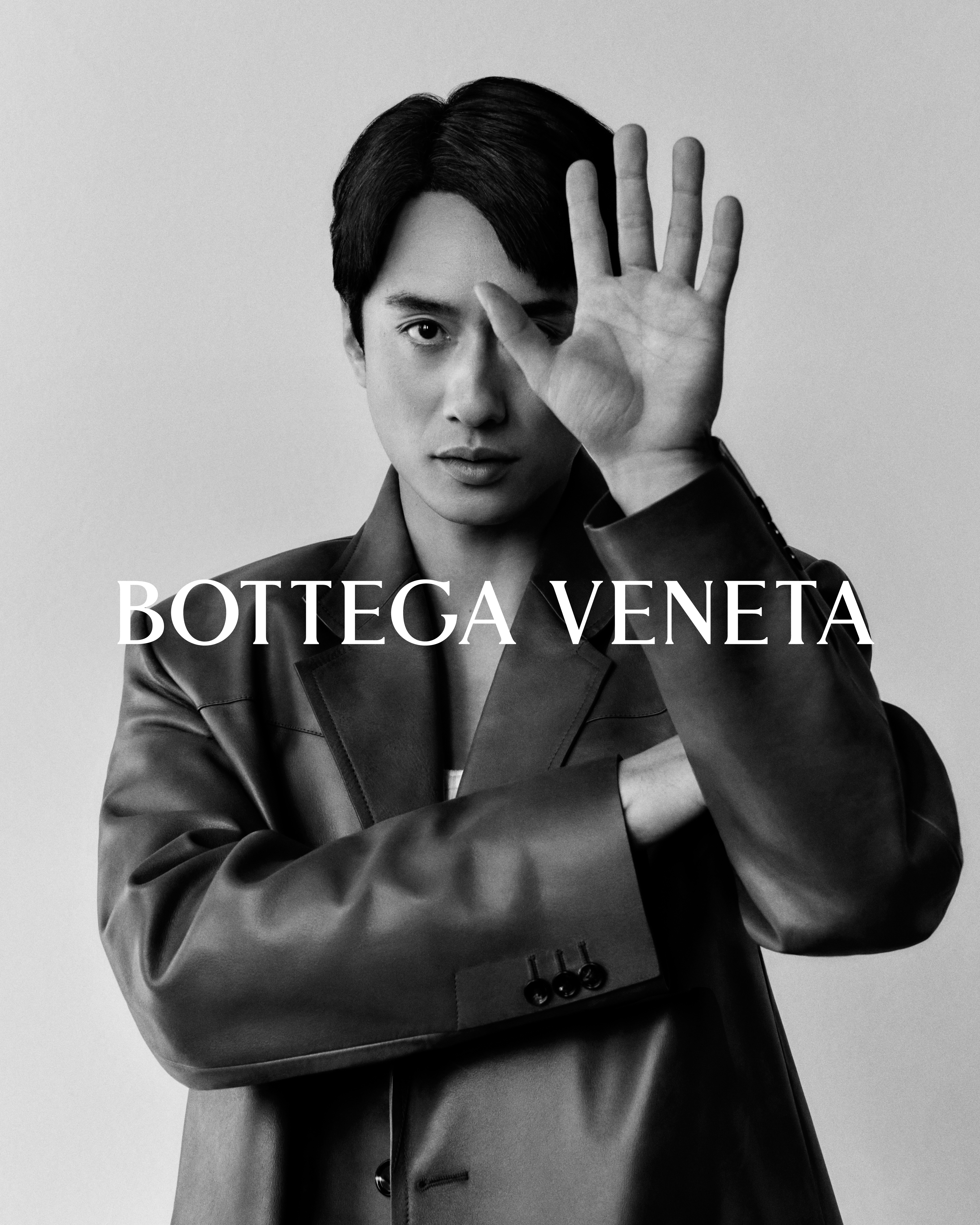 劉俊謙為BOTTEGA VENETA Intrecciato拍攝的手勢。（BOTTEGA VENETA提供）
