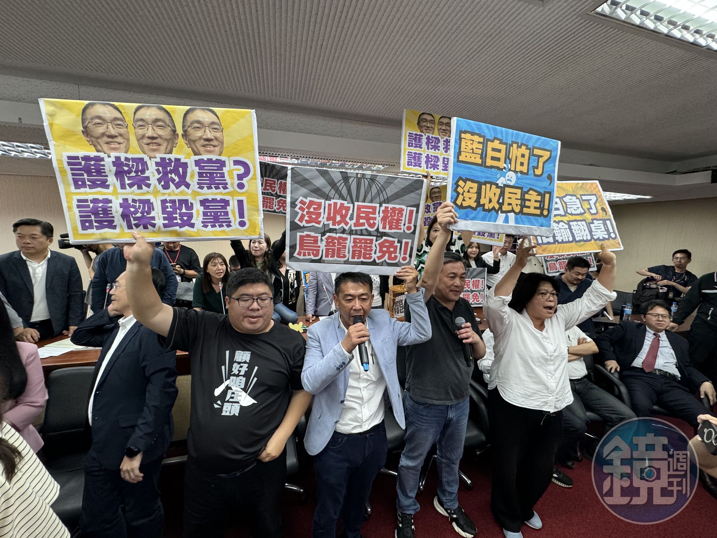民進黨團占領主席台,現場會議停擺。