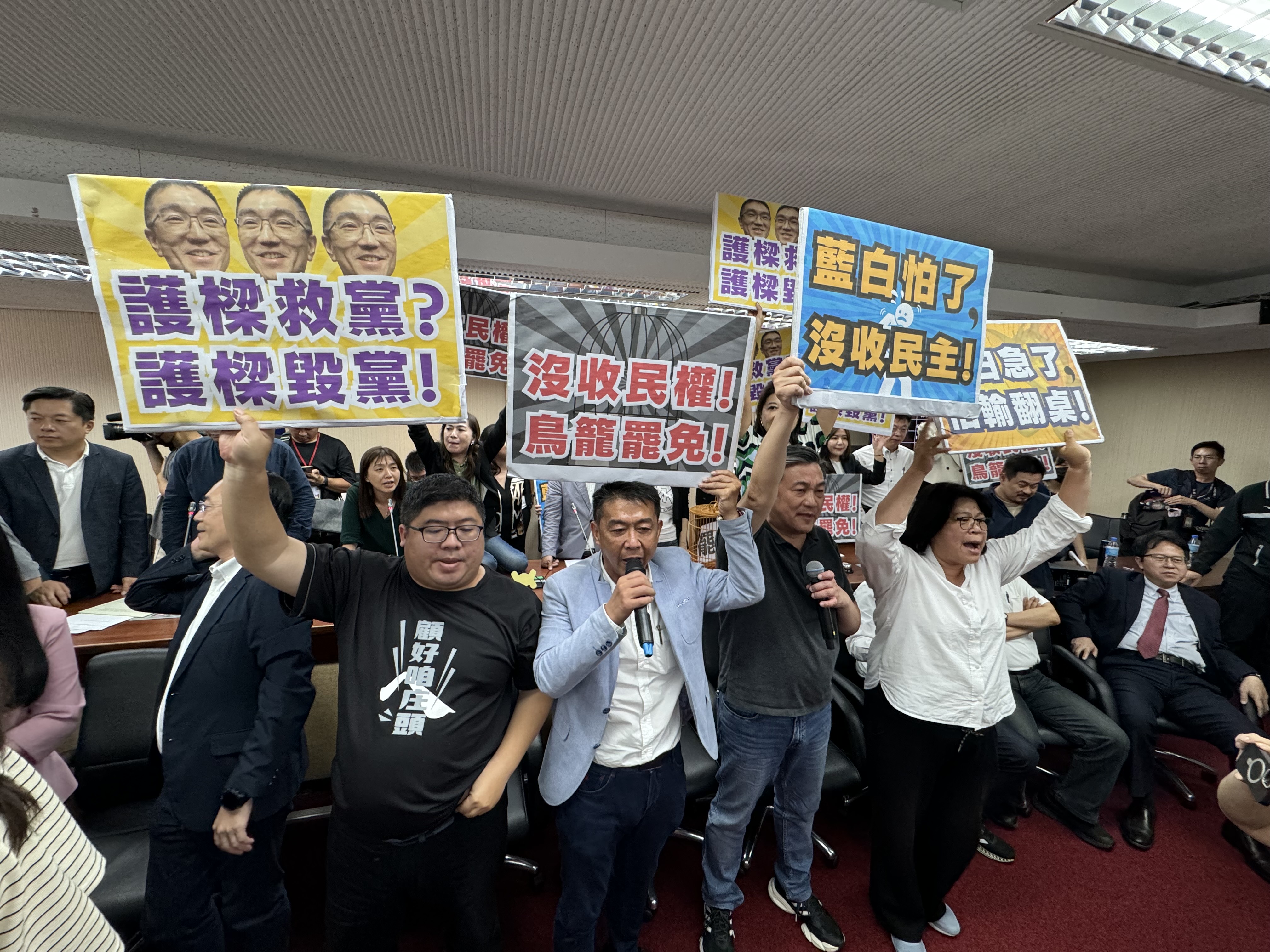 民進黨團占領主席台，現場會議停擺。