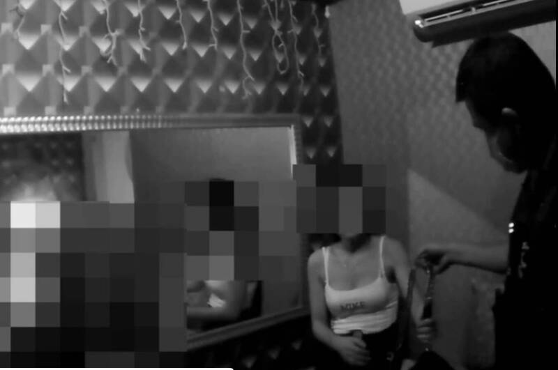 新興分局幹員持搜索票搜索,破獲七賢路某應召站,當場查獲潘姓(25歲)、段姓(41歲)2名越南籍女服務生。(警方提供)