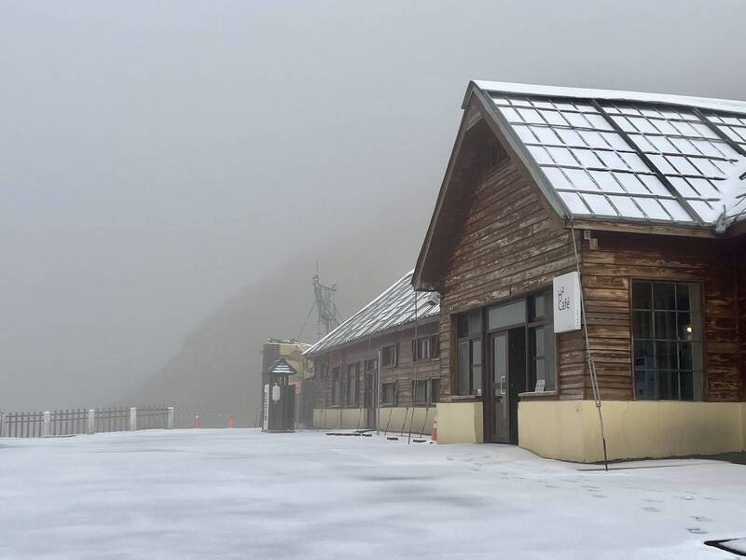合歡山經過一夜降雪呈現銀白世界。(林保署南投分署提供)
