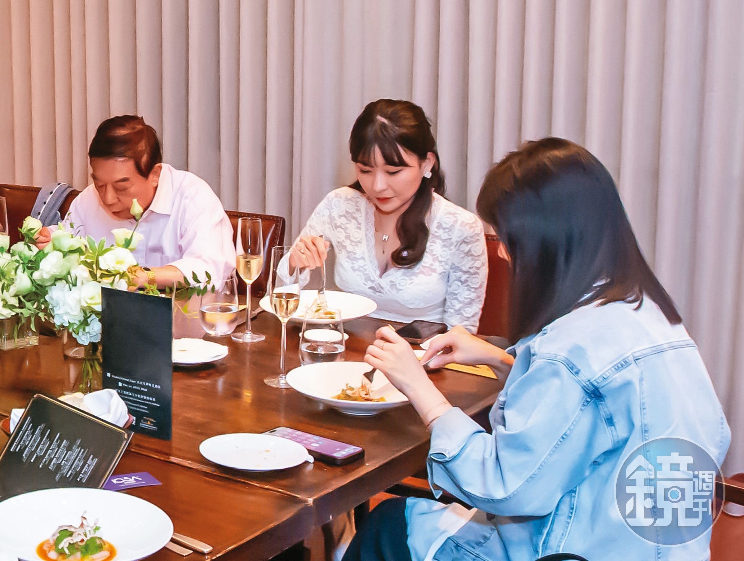 外型出色的的仙塔律師(右二),在貴婦圈的富商飯局上非常顯眼。(讀者提供)