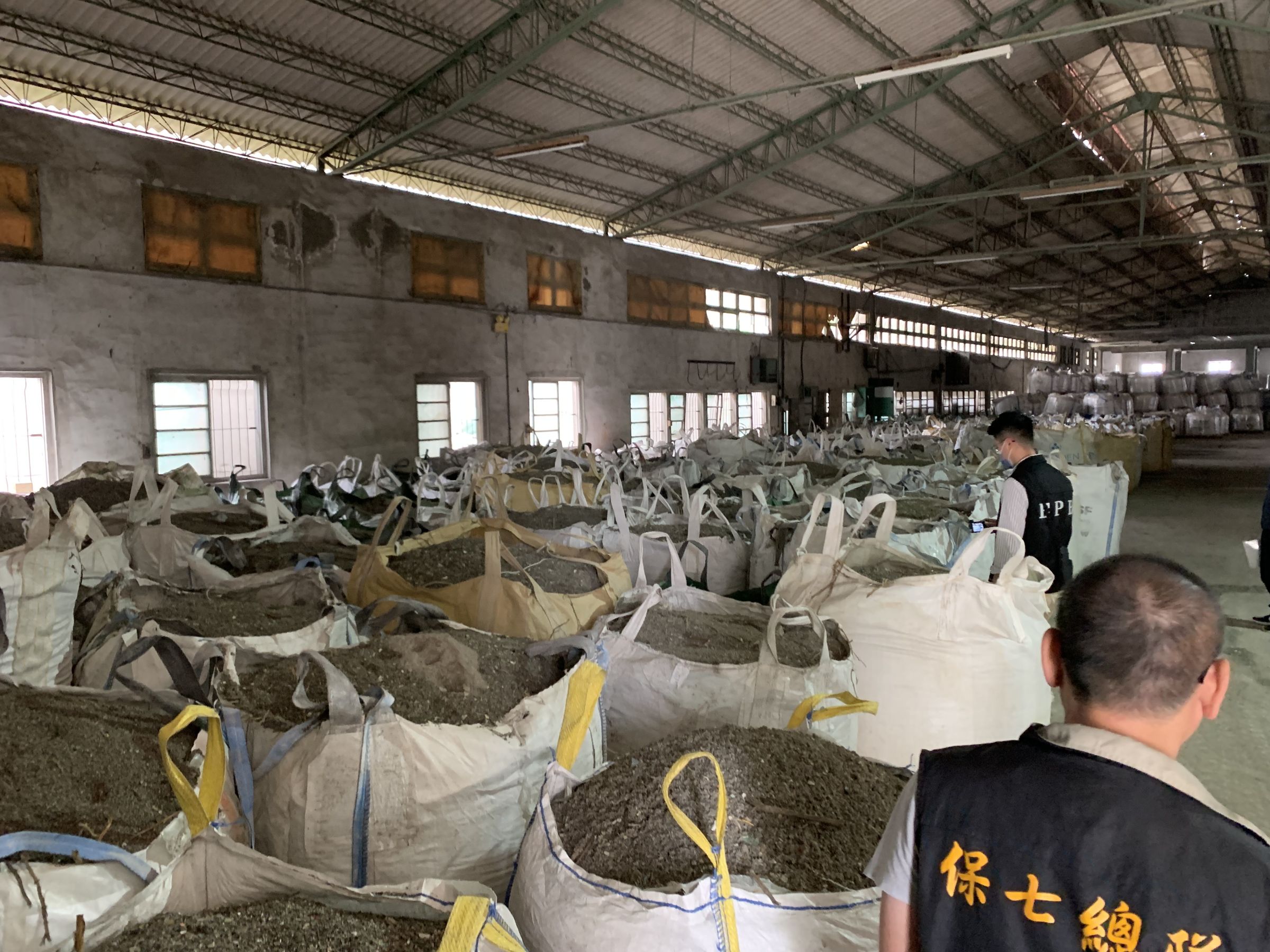 不肖業者收受廢塑膠混合物後,轉交再利用廠商,以合法掩護非法,回填掩埋廢棄物。(保七第三大隊第二中隊提供)