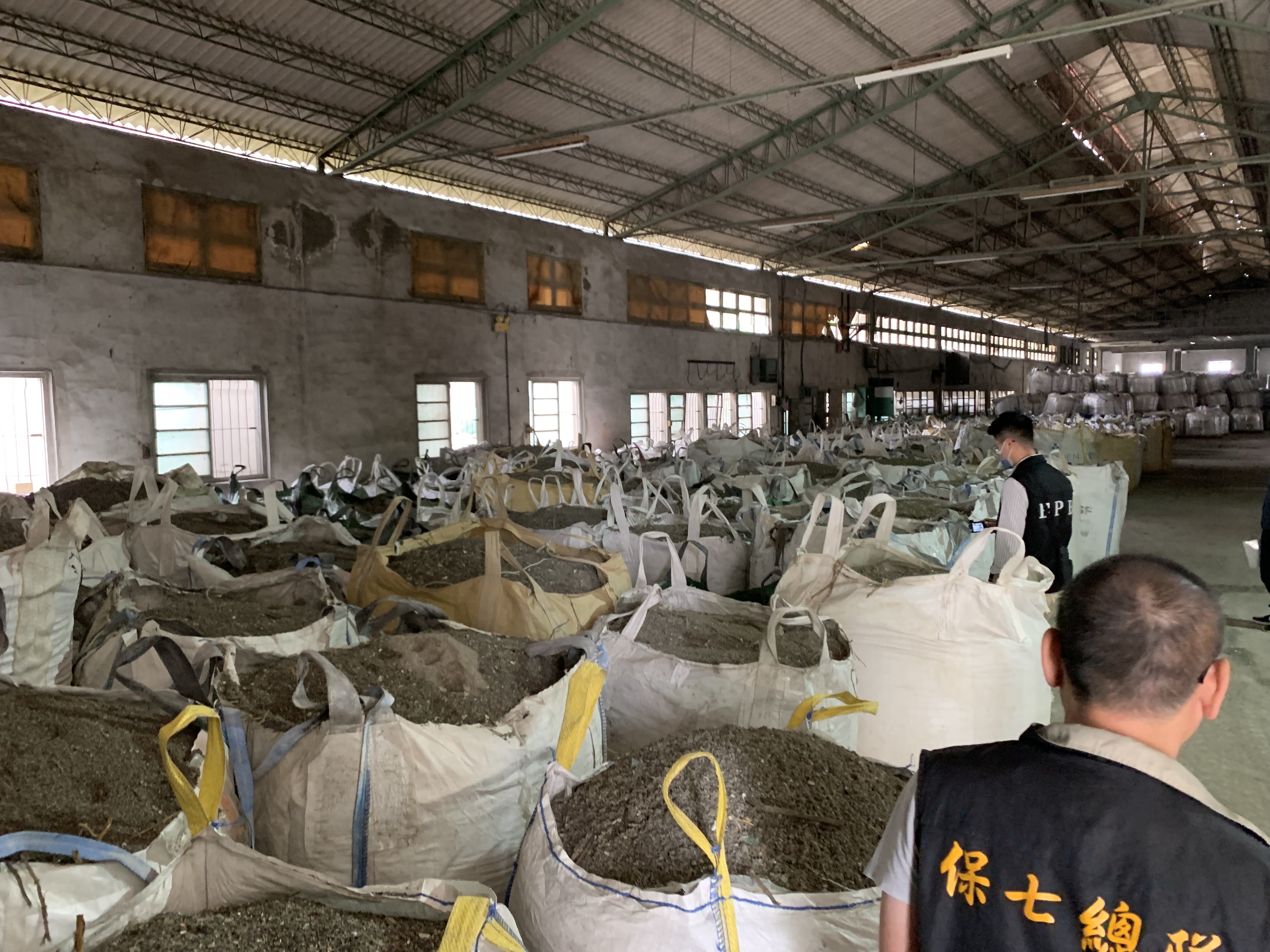 不肖業者收受廢塑膠混合物後，轉交再利用廠商，以合法掩護非法，回填掩埋廢棄物。（保七第三大隊第二中隊提供）