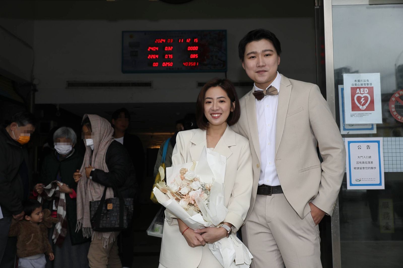 本刊獨家直擊，黃瀞瑩與記者男友劉家耀今（11日）在北市北投戶政事務所登記結婚。（圖／鏡週刊提供）