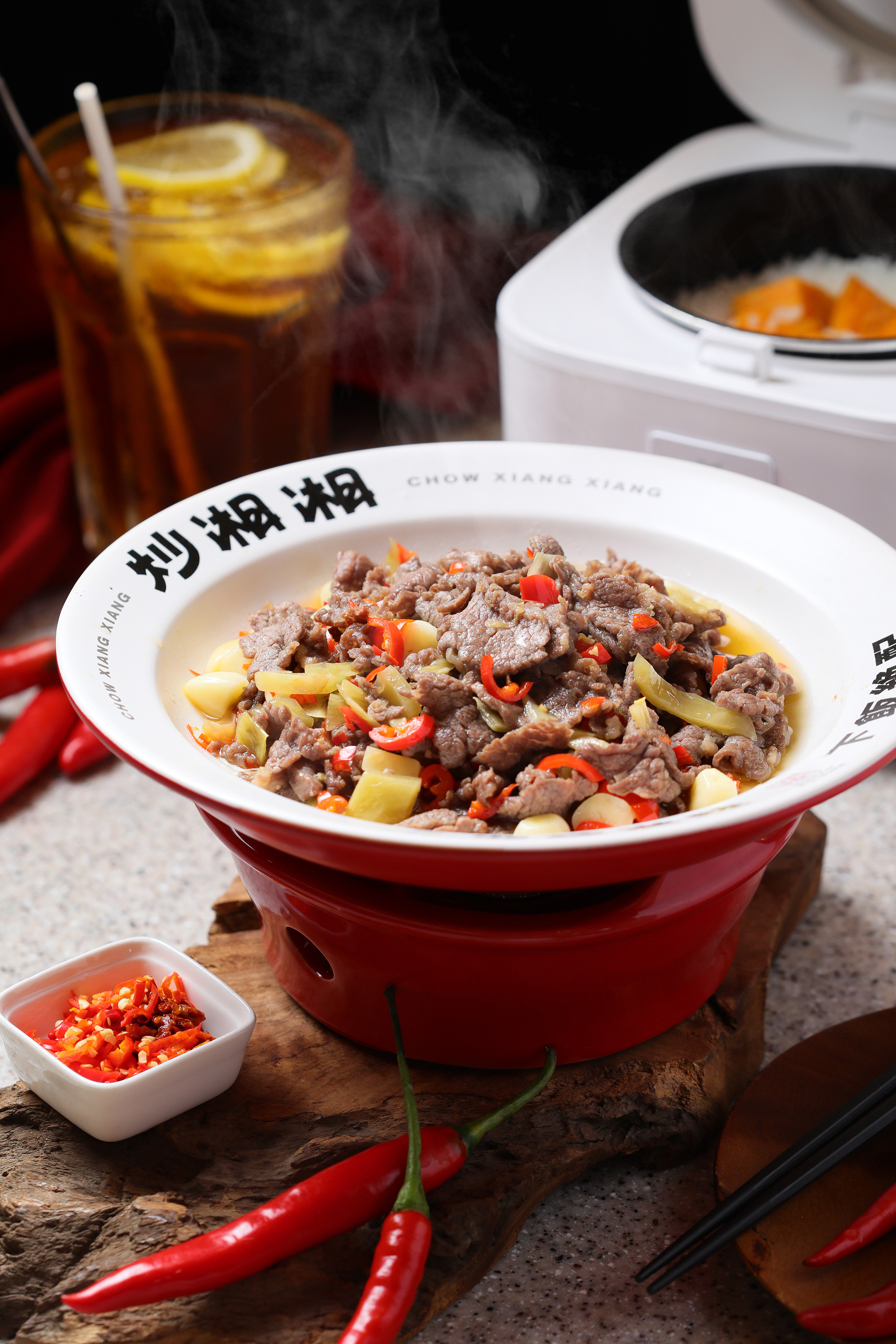 「18秒爆炒鮮牛肉」（前，788元／份）選用現切牛肉快炒；把飯鍋搬上桌的「牛奶皇后地瓜米飯」（後，48元／人），要讓客人從頭到尾都吃到熱飯。