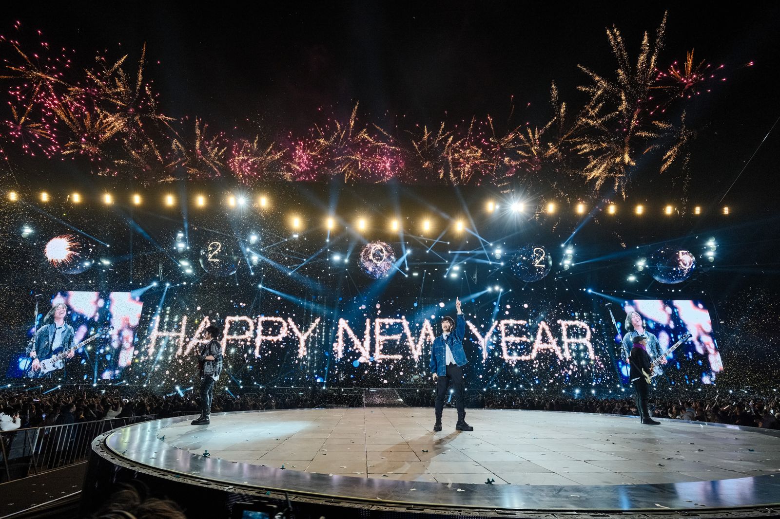 五月天與粉絲在桃園棒球場一起迎接2025年第一刻。(相信音樂提供)