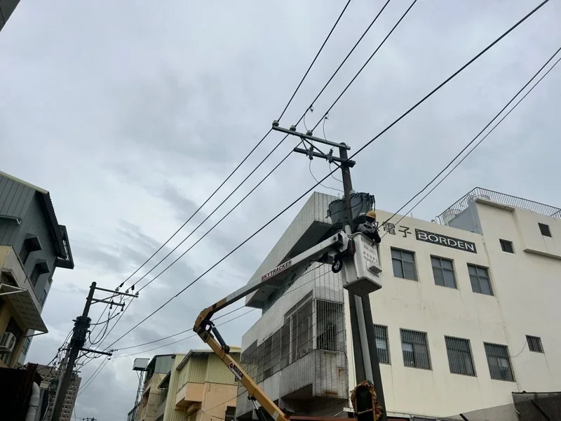 高雄三民區與鼓山區部分住戶8時42分發現無電可用，經2小時候搶救後全數復電。（台電提供）