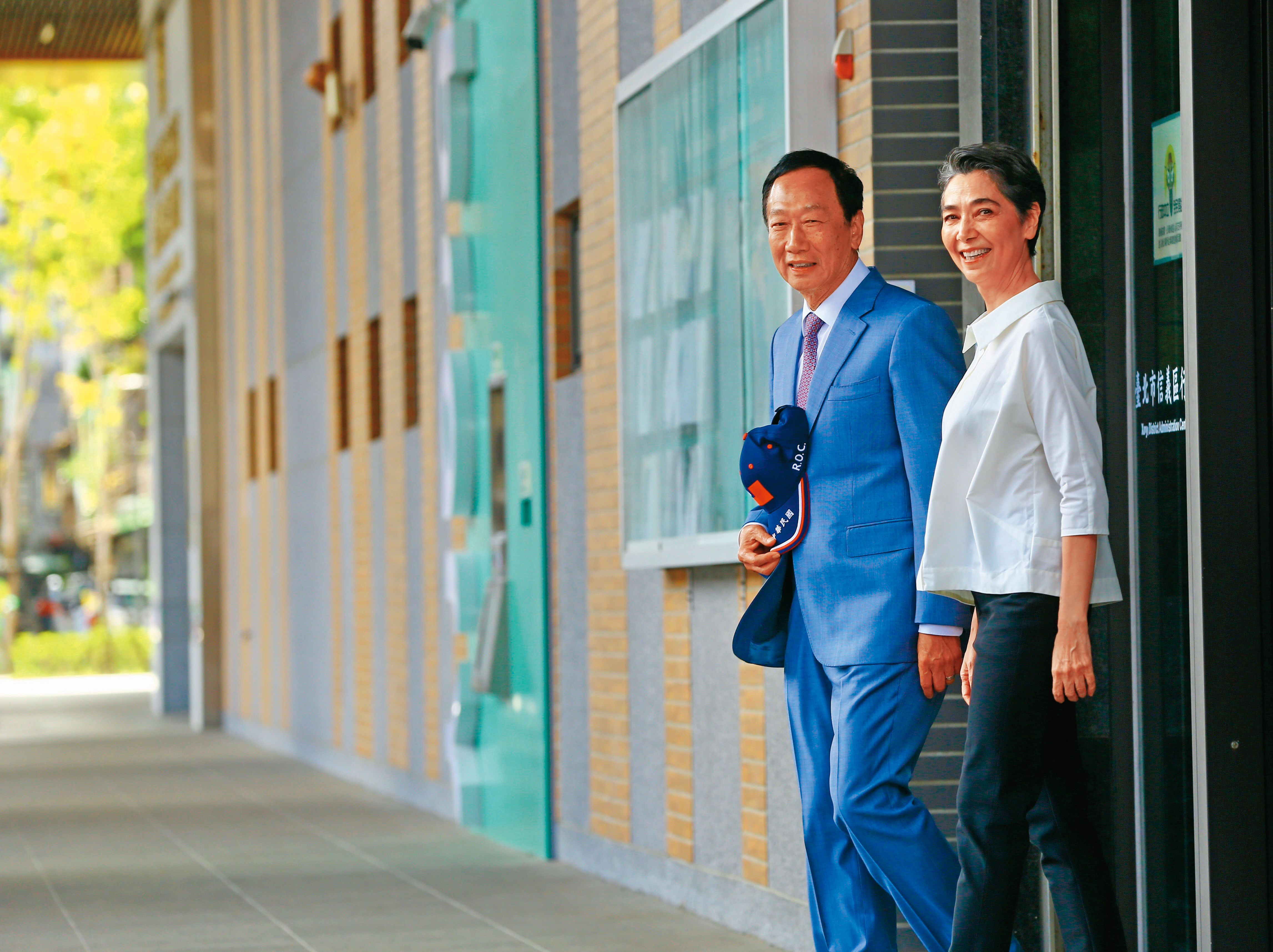 郭台銘和副手賴佩霞連署參選過程，全台各地都出現用現金買連署書或個資的違法情事。