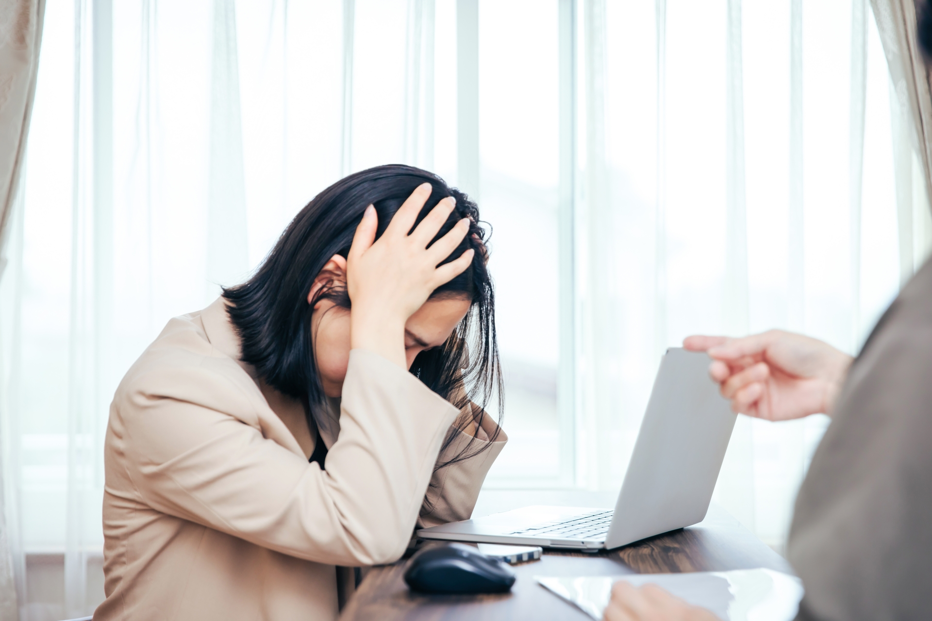 一名月薪3萬5的女員工，有事準時下班卻遭老闆訓斥，讓她相當傻眼「以為35K是領美金」，貼文引發「職場潛規則」的討論，圖為示意圖。（翻攝畫面）