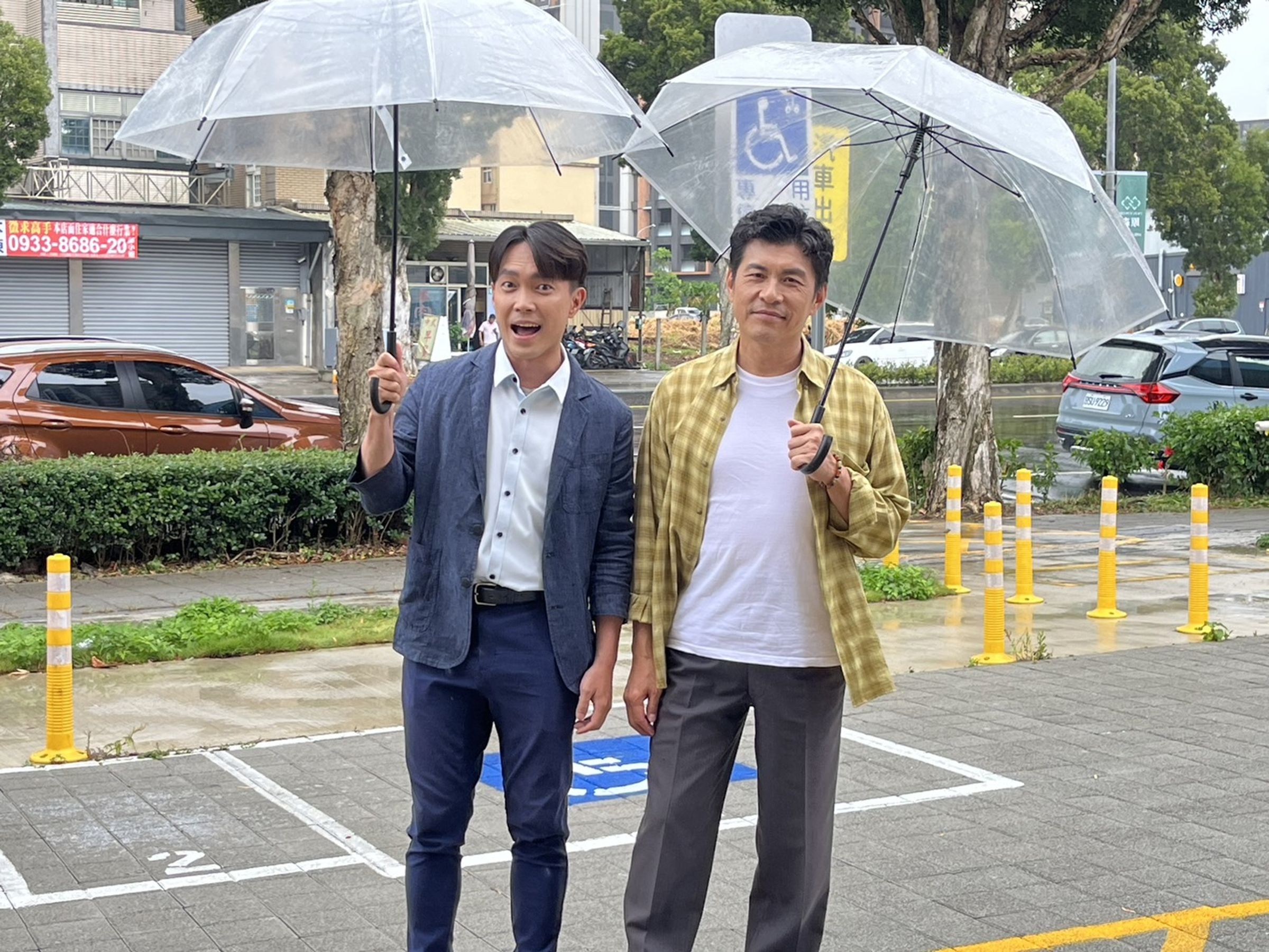 蘇炳憲、許仁杰拍戲空檔留影。(民視提供)