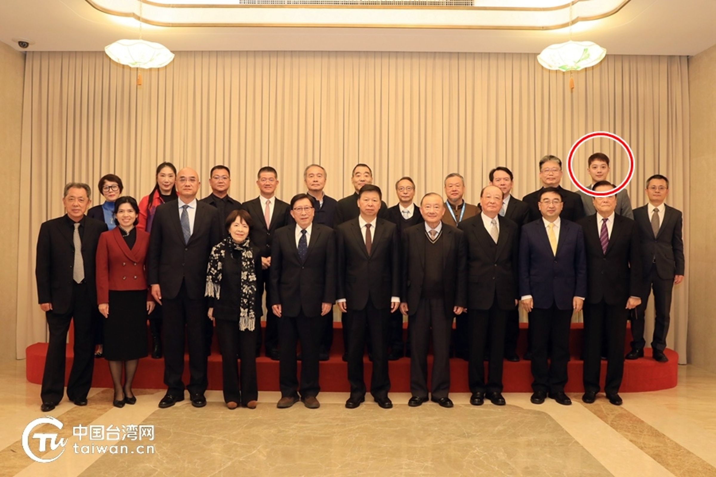 賴冠霖以台灣文化界人士身分會面大陸國台辦主任宋濤。(翻攝自中國台灣網)