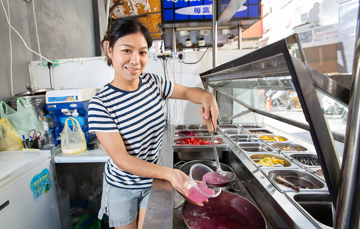 劉小林曾赴四川拜師學做冰粉，3年前來台後和丈夫一起創業，在新竹開起冰粉店。