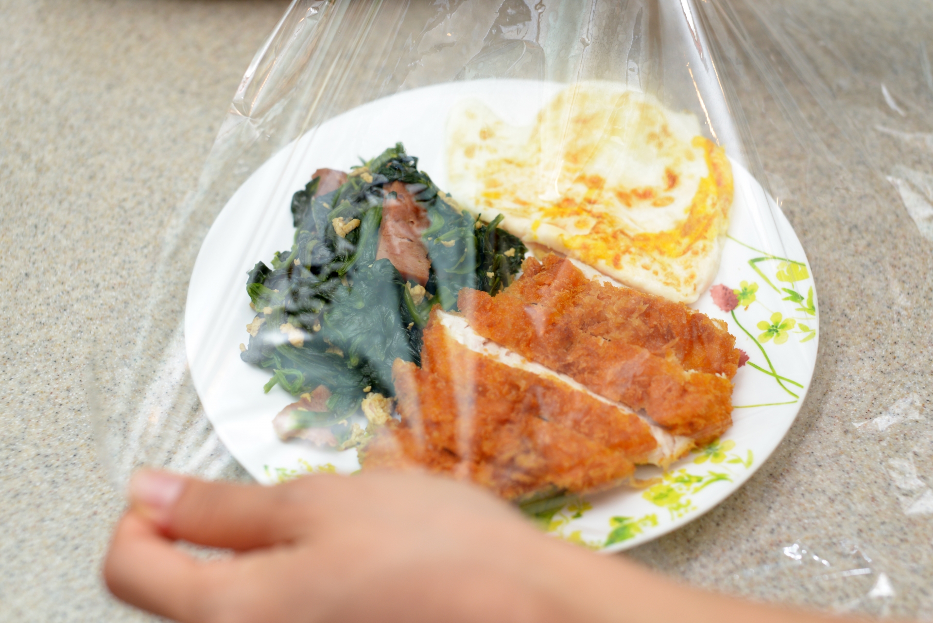 營養師蔡正亮提醒購買保鮮膜時要謹慎挑選材質。（示意圖，photoAC）