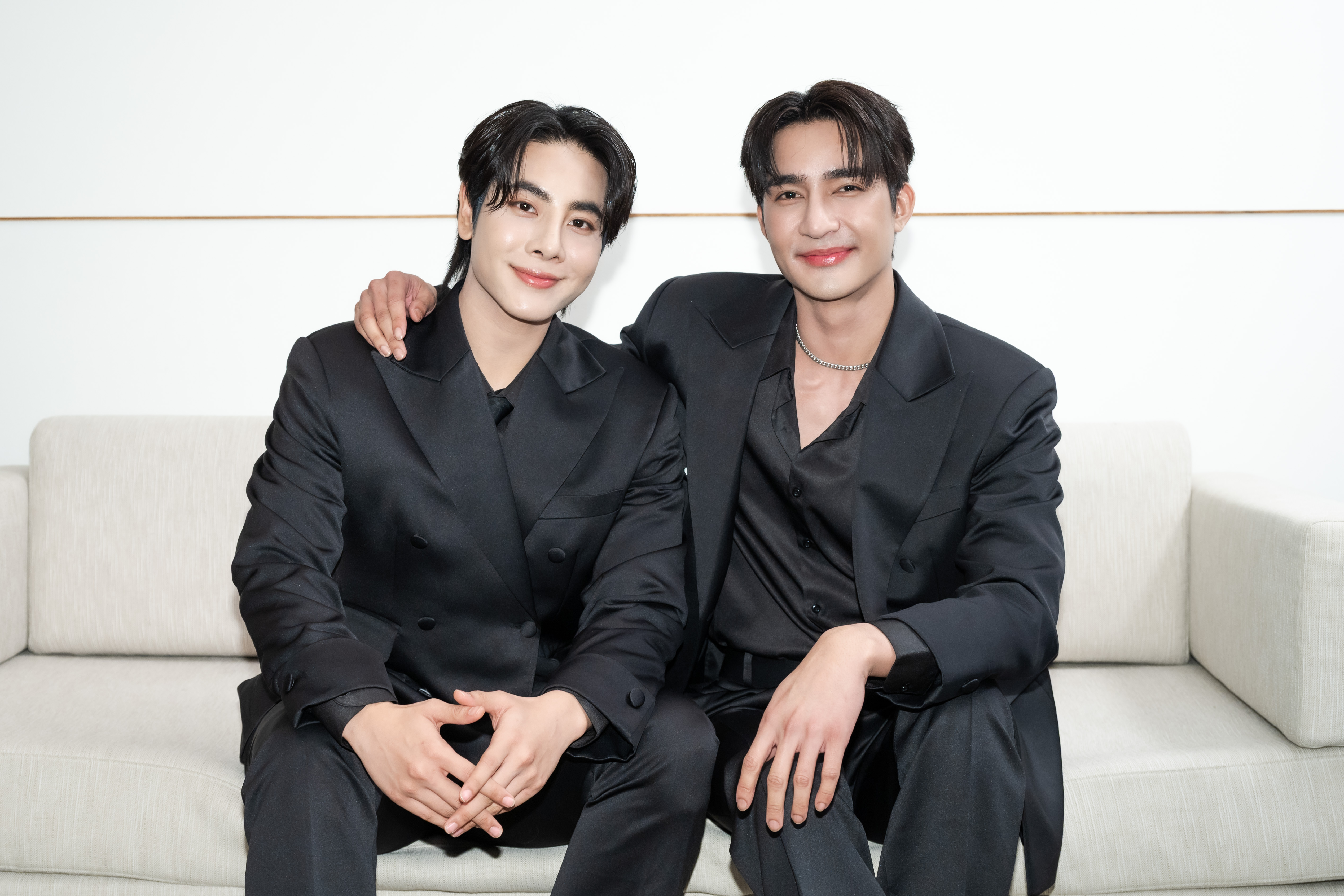 泰星Earth（右）、Mix再度訪台，訪問時發生穿錯褲事件，就連他倆都覺得好笑。（無限娛樂提供）