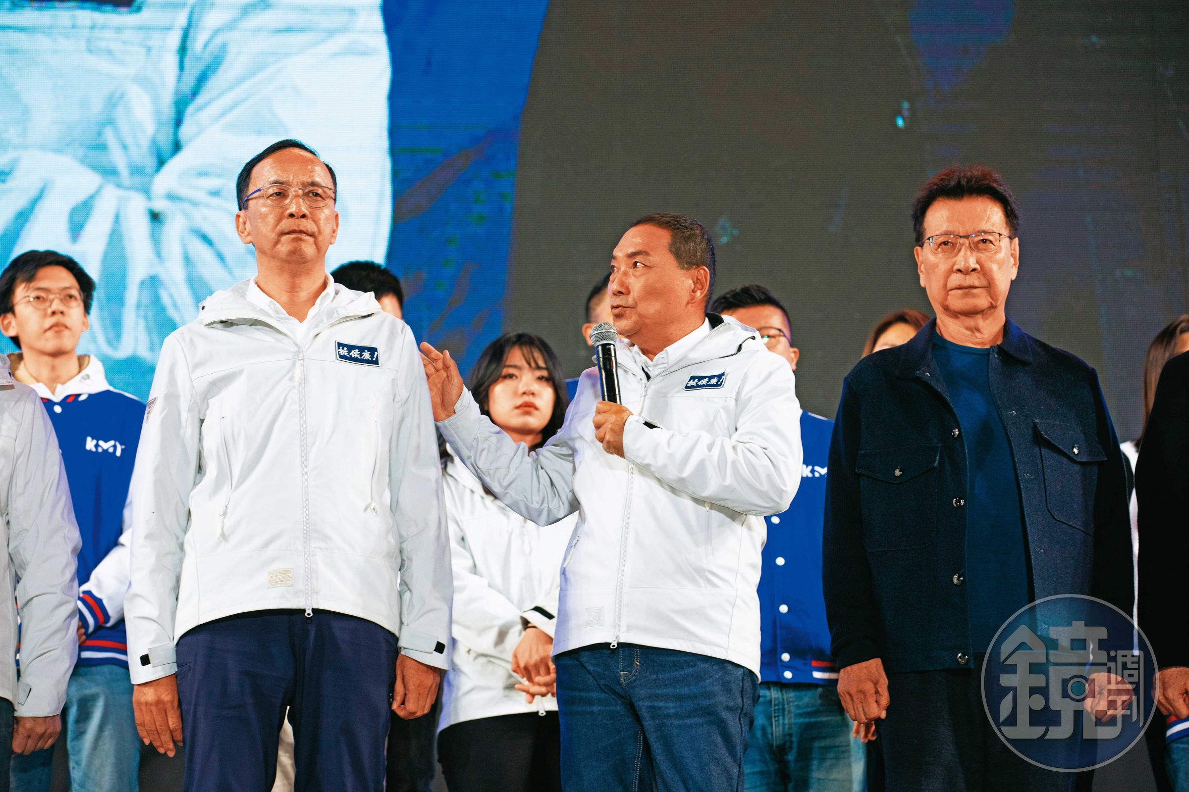 敗選之夜,黨主席朱立倫眉頭深鎖,陪同侯友宜、趙少康上台向支持者鞠躬致歉。