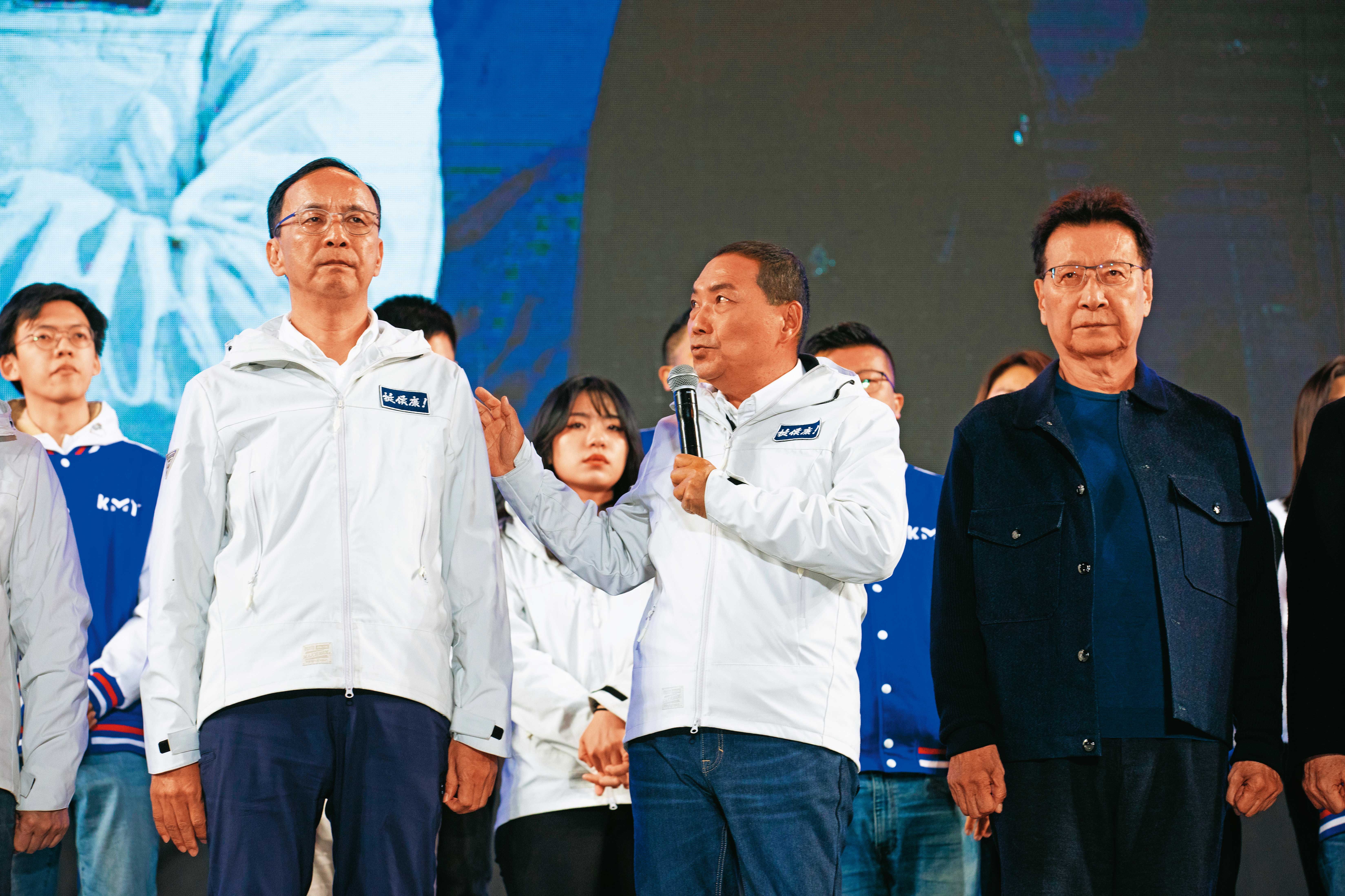 敗選之夜，黨主席朱立倫眉頭深鎖，陪同侯友宜、趙少康上台向支持者鞠躬致歉。