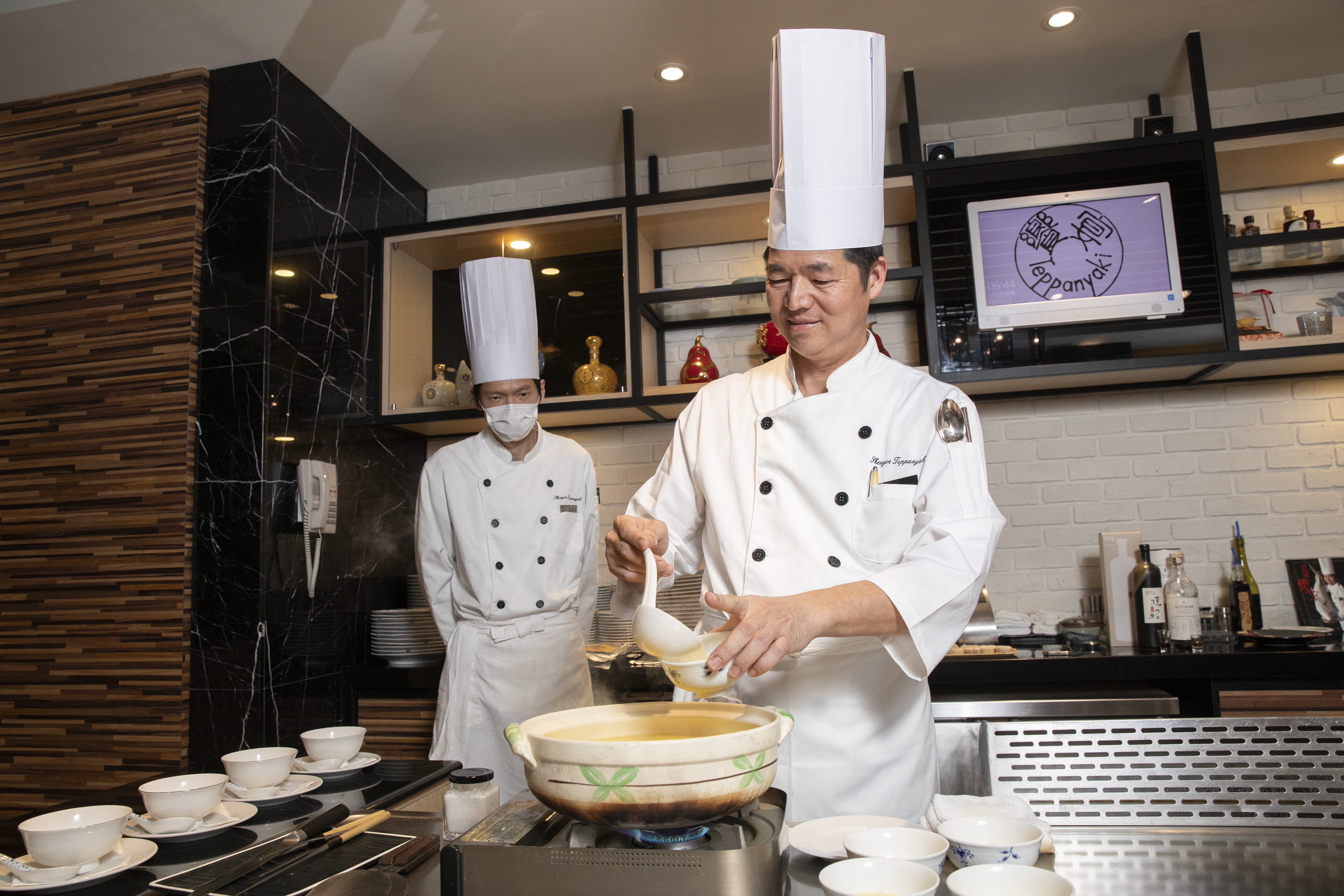 程智勇（右）為了維持品質，規定師傅訓練3年才能上煎台。