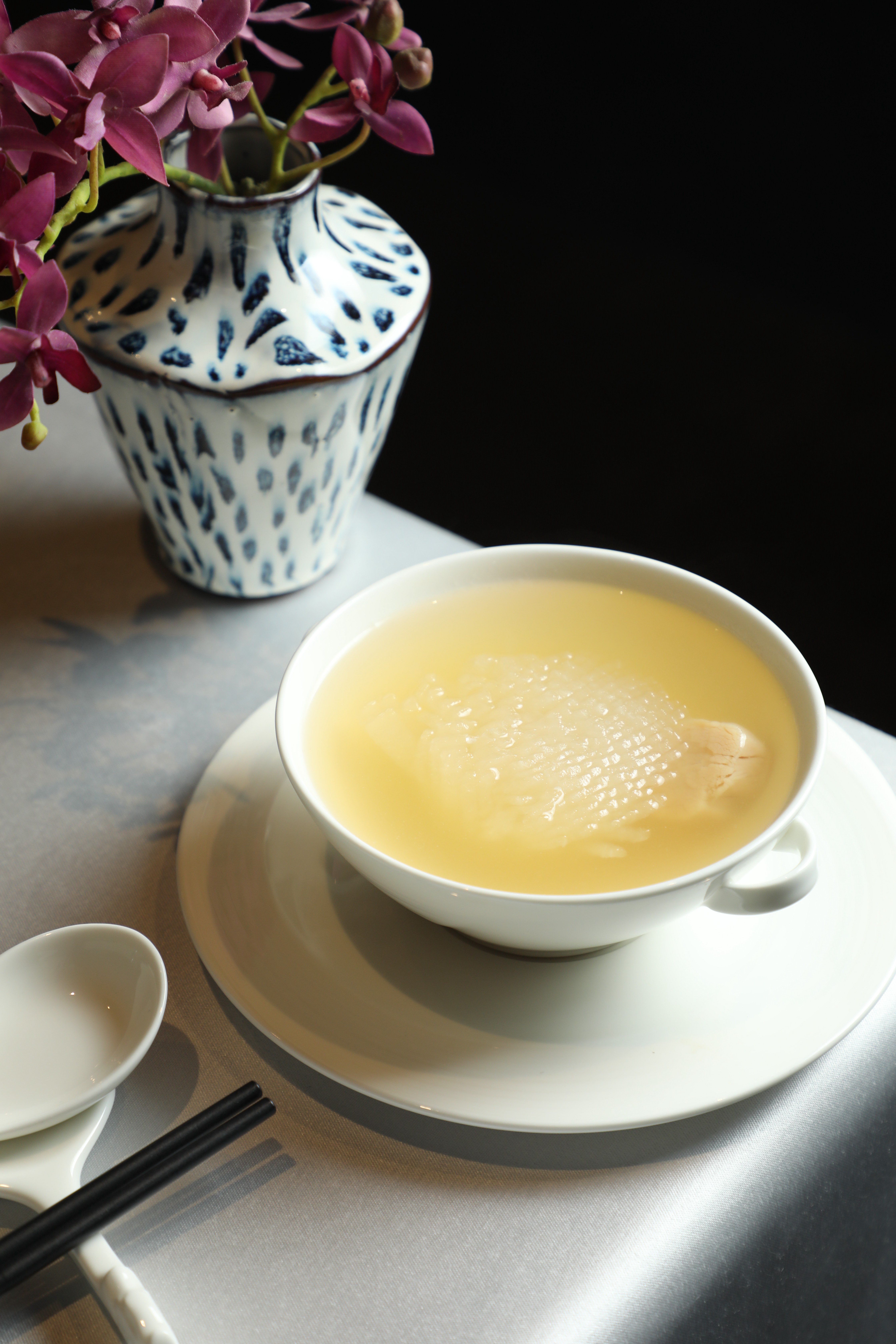 李主廚做菜喜歡「清水變鮮湯」，「菊花冬瓜燉瑤柱」以清甜冬瓜搭配干貝用清水燉煮，湯色澄澈、湯頭淡雅回甘不黏嘴。（520元／碗）