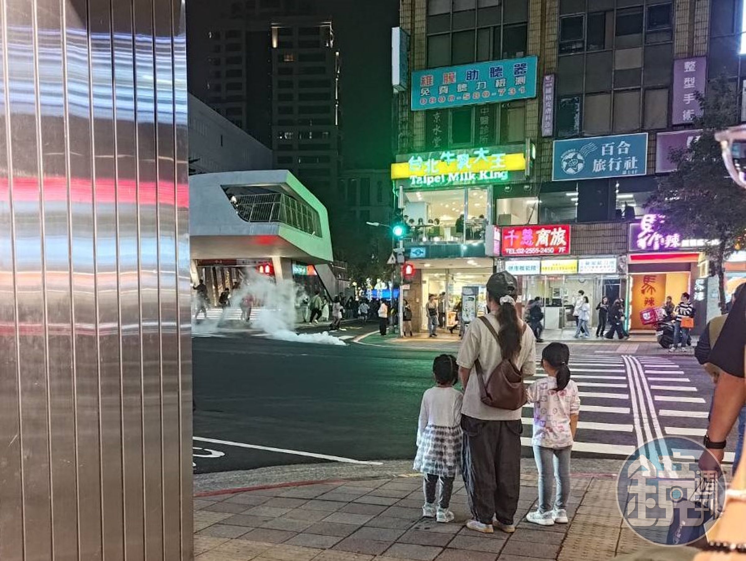 捷運中山站疑似傳出第二起煙霧彈事件。（讀者提供）