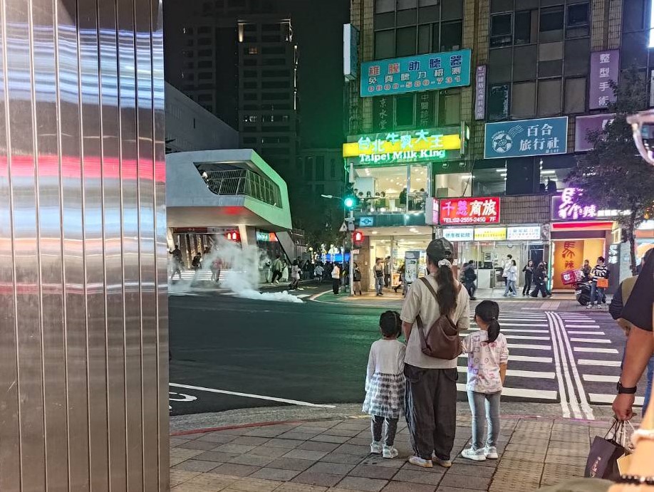 捷運中山站疑似傳出第二起煙霧彈事件。（讀者提供）