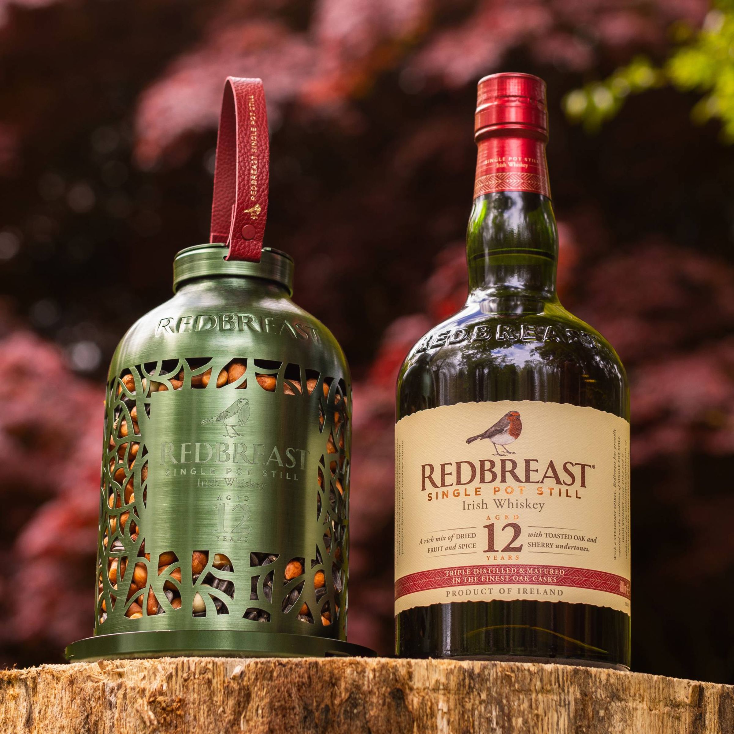 REDBREAST 12年 類別：單一壺式蒸餾威士忌 產區：愛爾蘭 特色：擁有明顯的奶油香氣，並帶有堅果、胡椒和青草的氣息。口感飽滿豐富，帶有白葡萄乾、杏桃果乾、蘋果、奶油和香草的豐富滋味。尾韻悠長，香甜的香氣和口感如同水果千層蛋糕，油潤細緻而綿密。 酒精：40% 建議售價：約NT$1,680