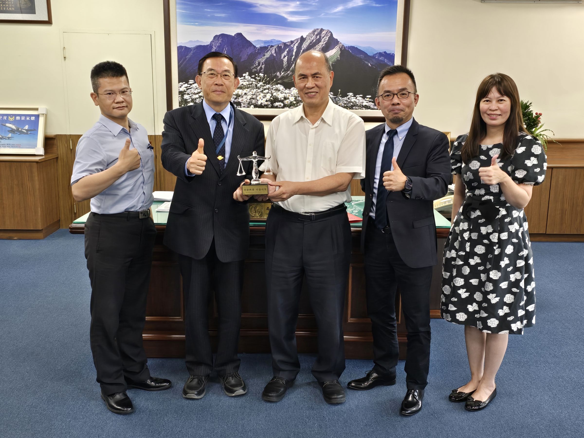 台南市警察局長廖宗山服務警界41年屢破大案,查扣不少黑槍,如今他即將退休,檢察總長邢泰釗今專程赴台南市警局感謝他守護治安的貢獻。(最高檢提供)