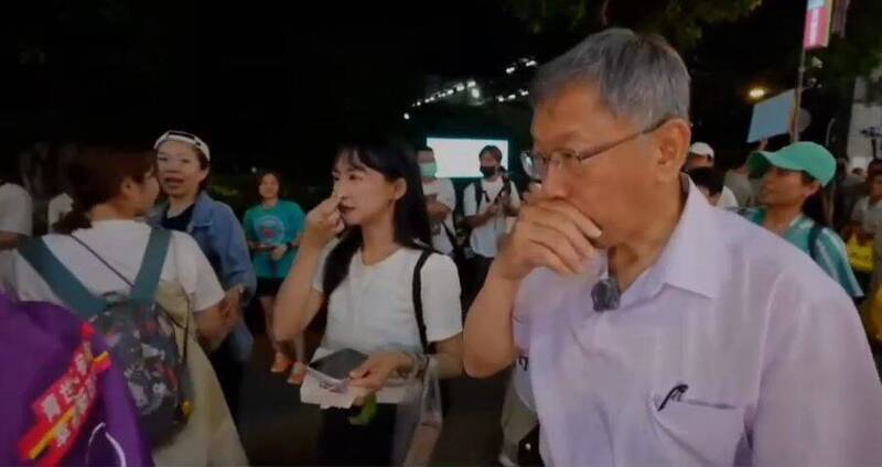 柯文哲17日晚上前往逢甲夜市掃街，疑似遭人噴辣椒水掩鼻。（翻攝自臉書@劉芩妤）