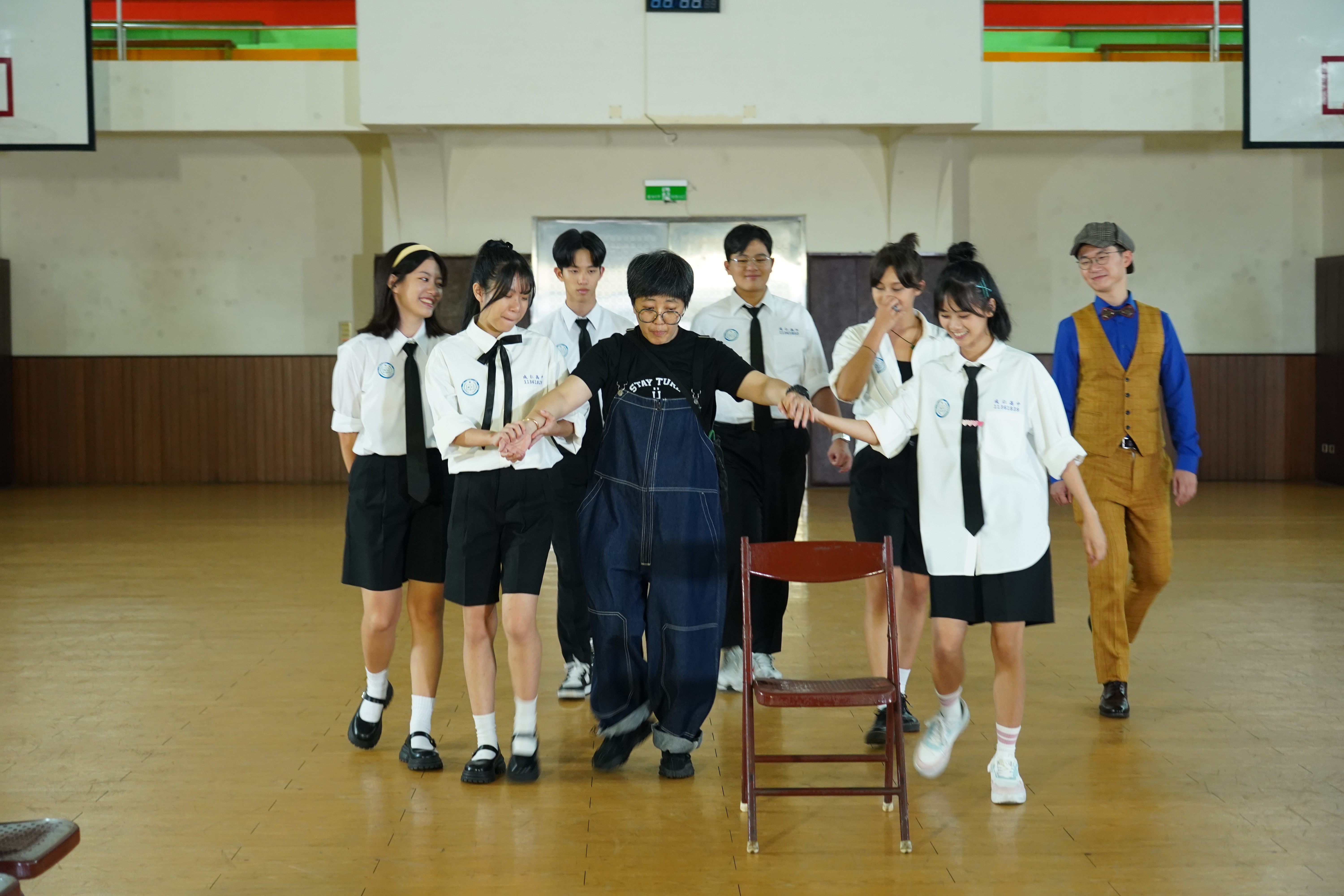 製作人黃琳容（中）在實境秀《成仁高中偵探社》開錄前，耐心提醒參賽高中生拍攝流程。（小公視提供）