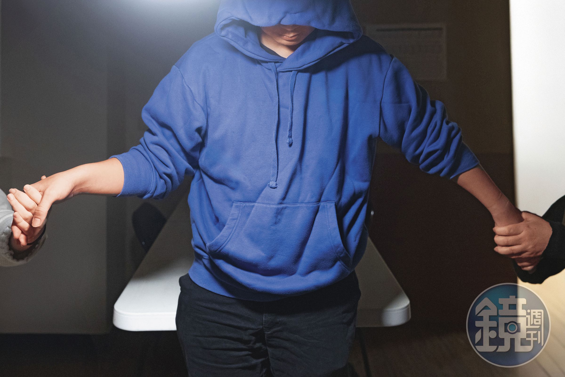小俊的母親、姊姊罹患思覺失調症,他長大後才知道那是精神疾病,開始學習相關知識並尋找資源。