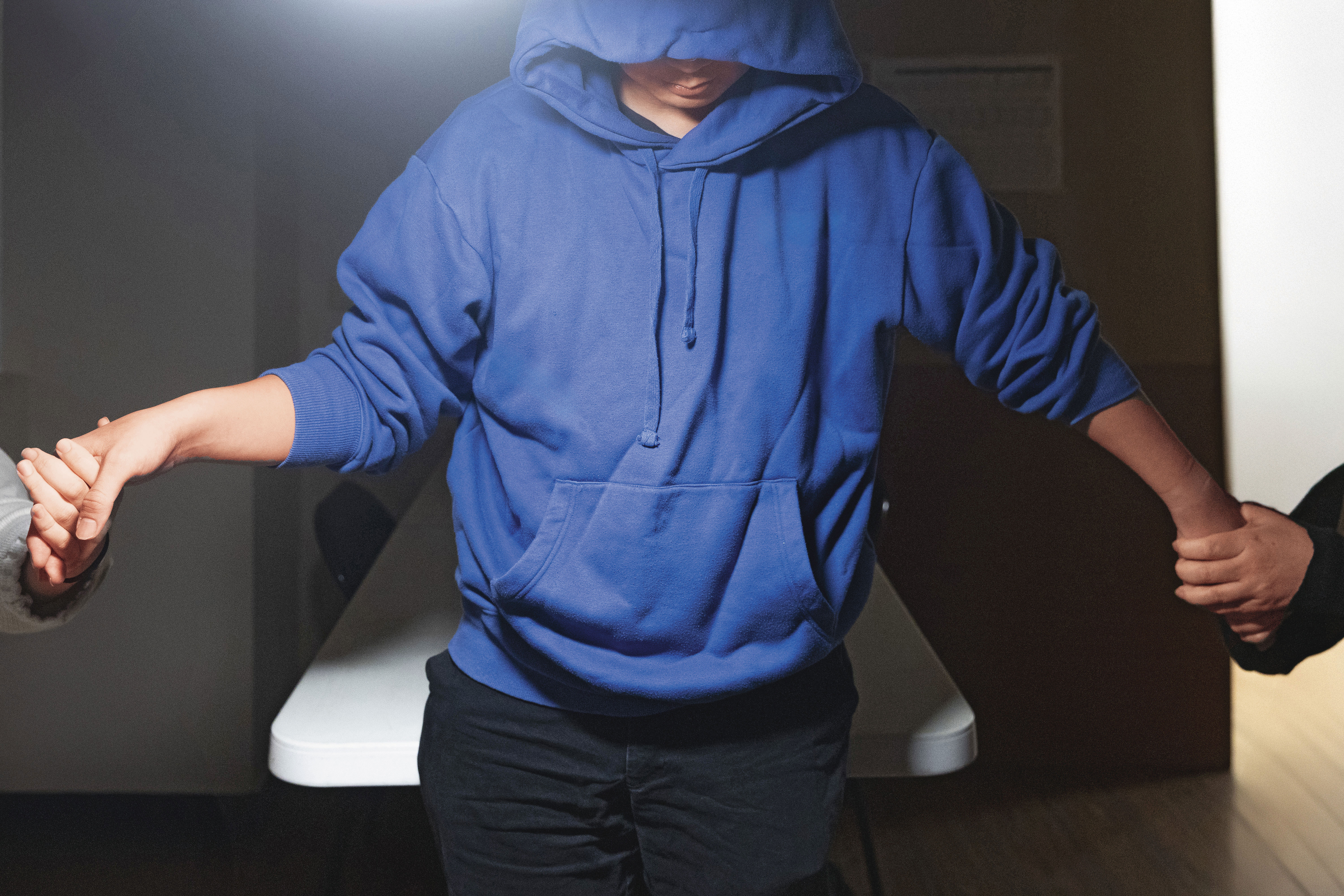 小俊的母親、姊姊罹患思覺失調症，他長大後才知道那是精神疾病，開始學習相關知識並尋找資源。