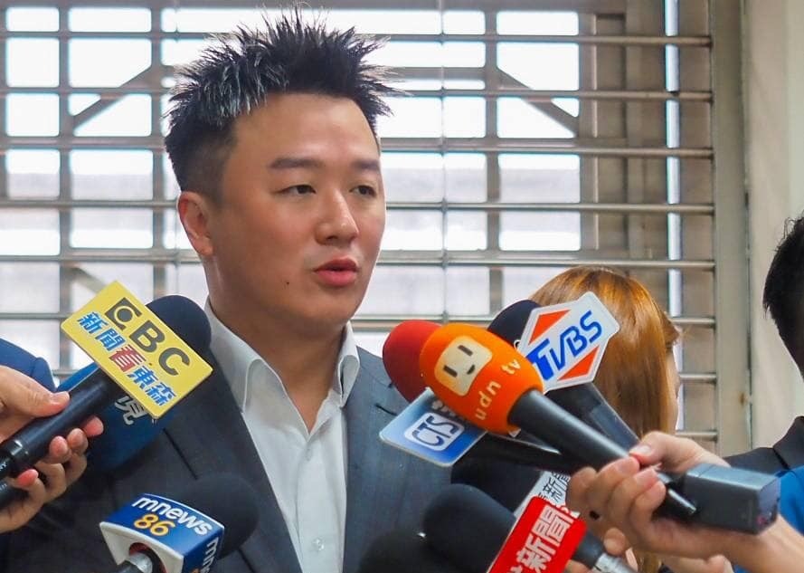 政治評論員李正皓昨（19日）晚間7點錄完影，疑與一名路人發生用路糾紛，遭對方拿出辣椒水攻擊。（翻攝自李正皓臉書）