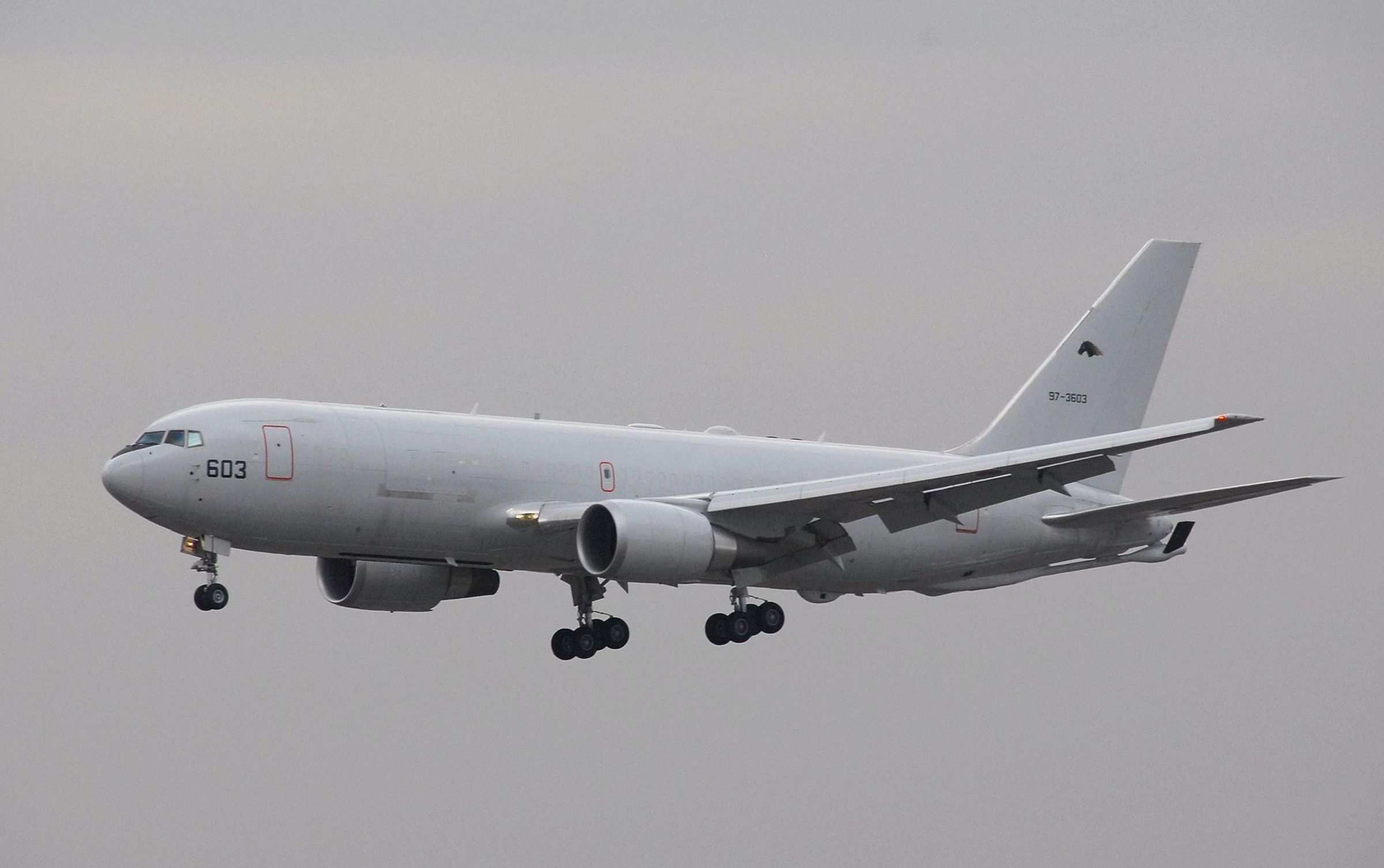 日本航空自衛隊空中加油運輸機KC-767,於昨晚自以色列接回46人,包含1名台灣人,預計今抵達東京羽田機場。(翻攝自維基百科)