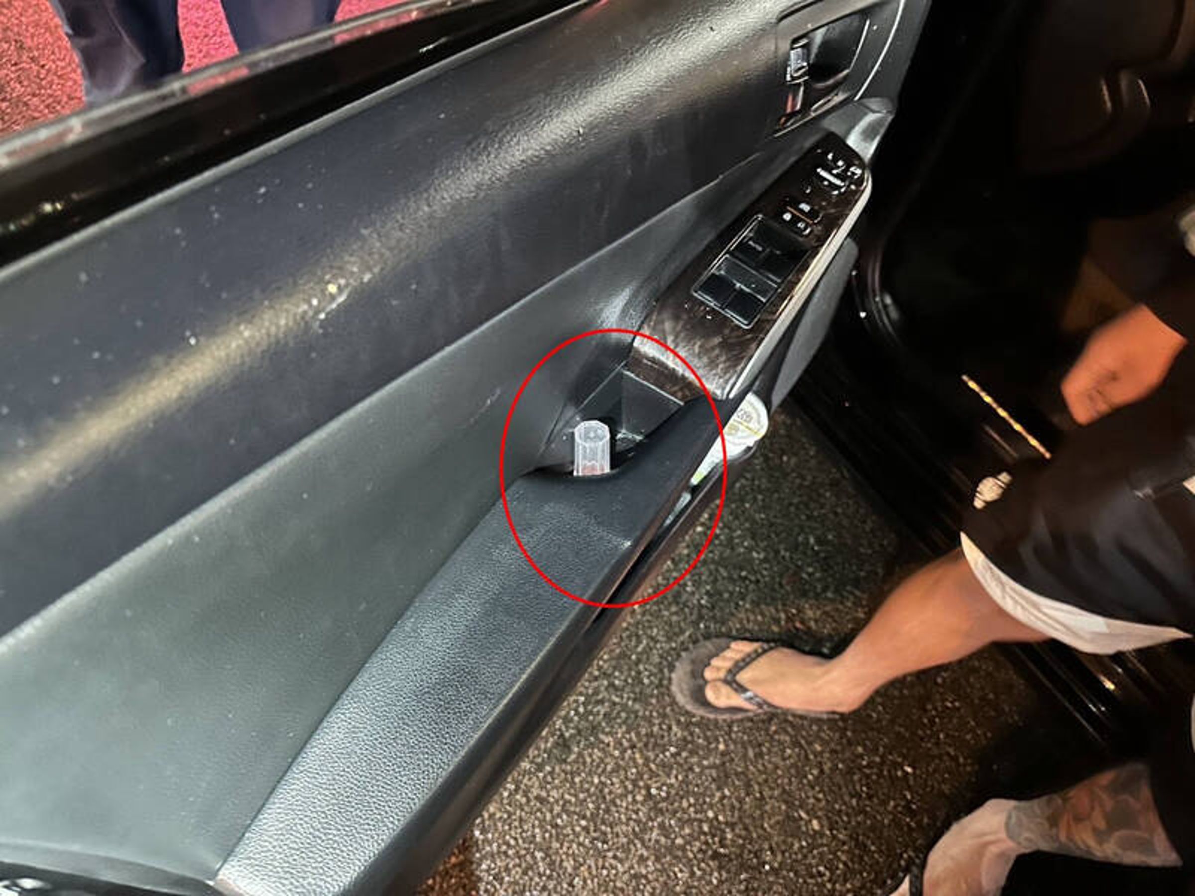 警方盤查時，賴男身上掉落一個有K他命殘渣的小瓶子。（警方提供）