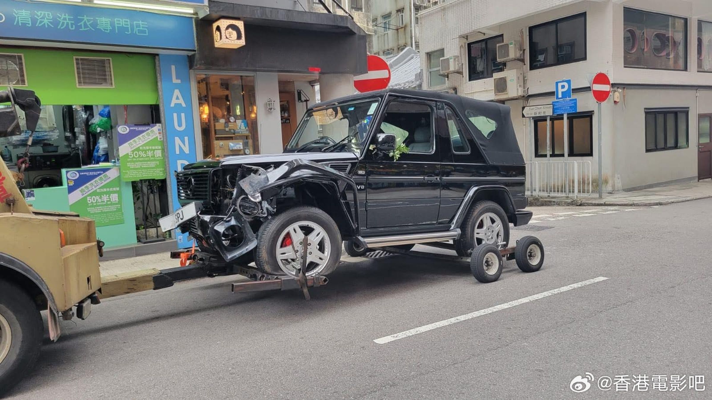 陳可辛的車後來被吊車吊走,可見車頭毀損嚴重。(微博圖片)