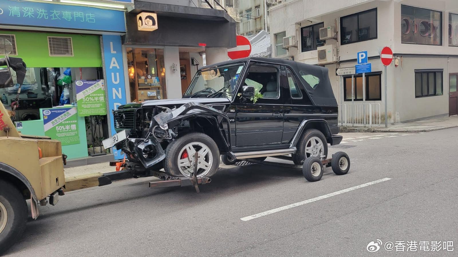 陳可辛的車後來被吊車吊走,可見車頭毀損嚴重。(微博圖片)