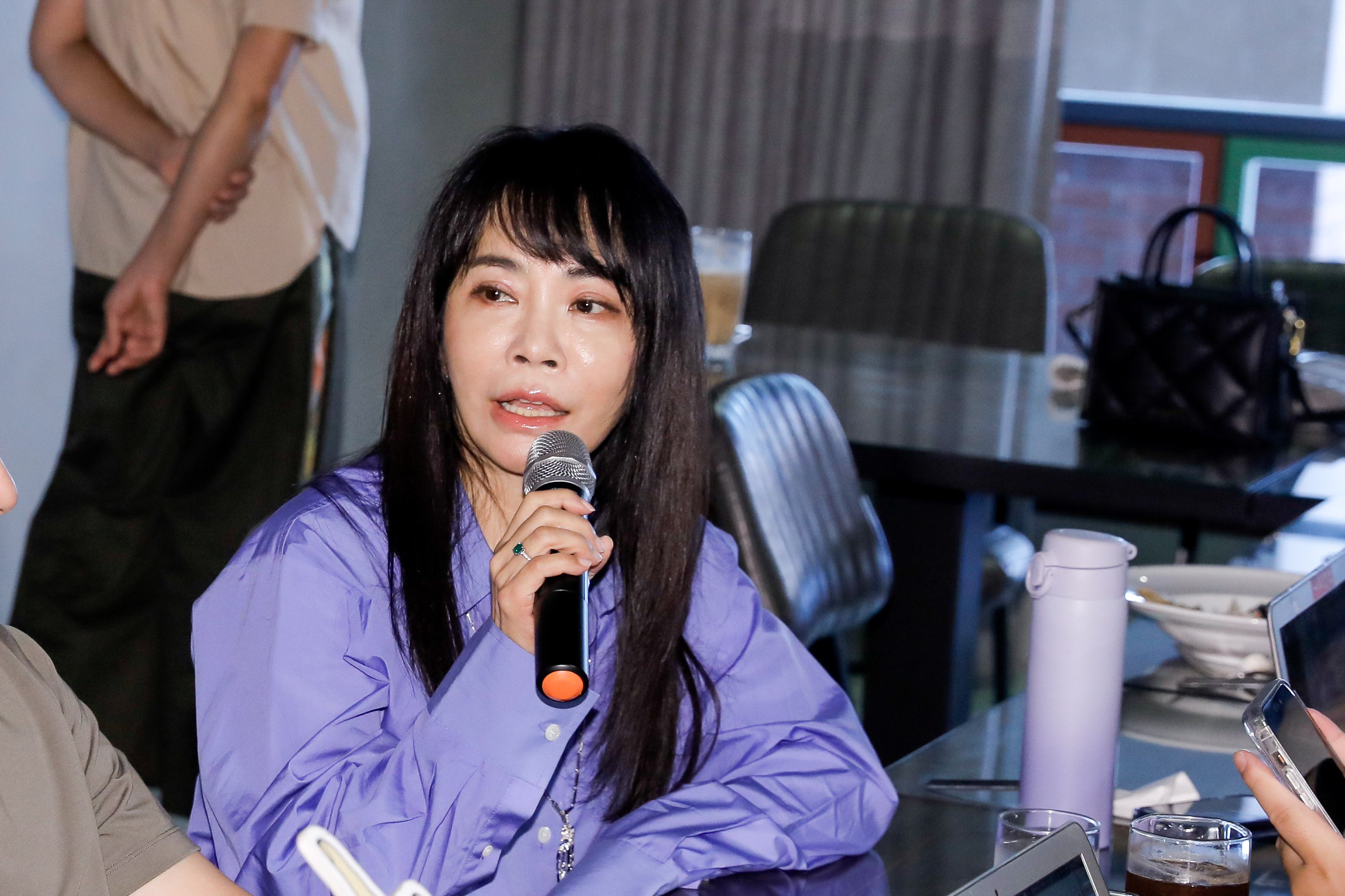 柴智屏出席為劉奕兒辦的金馬入圍感恩茶敘，為本刊報導項婕如與工作人員起糾紛一事做出澄清。