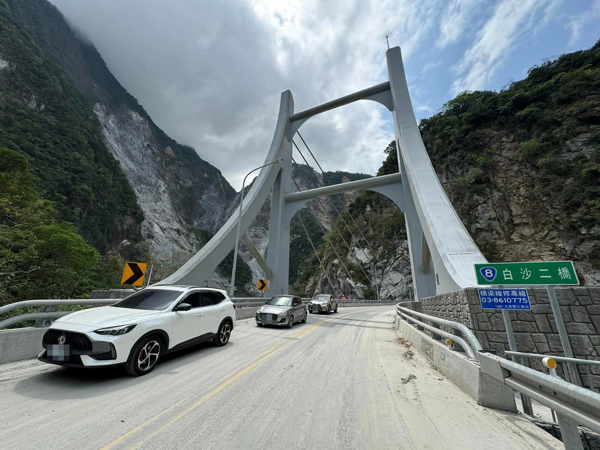 0403花蓮強震後，台灣山區處於極度不穩的狀態，王士豪醫師及氣象署都建議民眾暫時別前往山區。（翻攝自太魯閣山月村臉書）