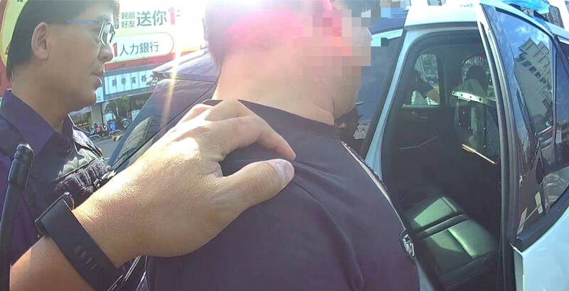 雷姓通緝犯被抓，還一臉不可置信的反問：「今天不是天赦日嗎？」。（警方提供）