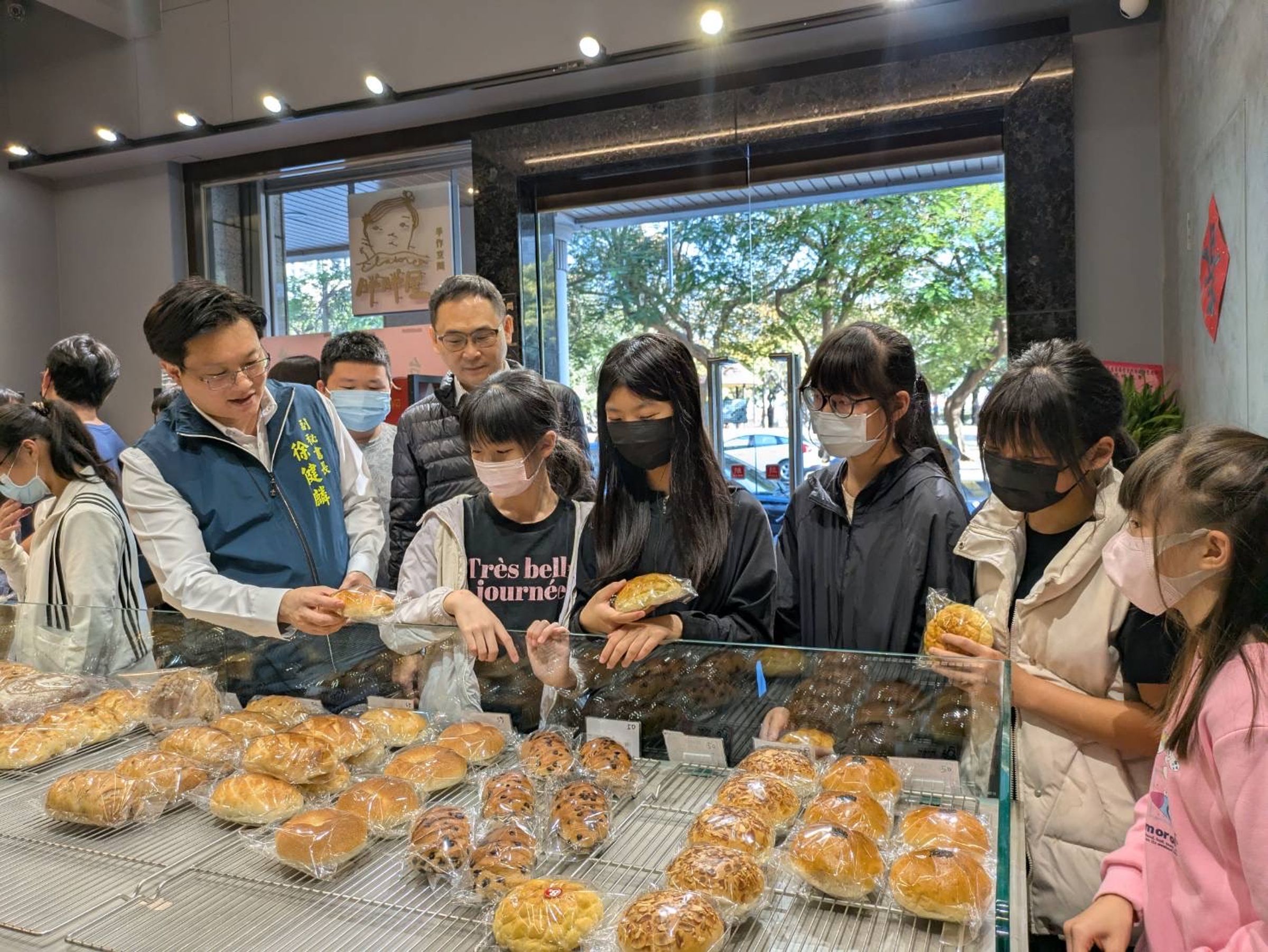 台南市府媒合布雷夫手作烘焙以及台南市體育總會射擊委員會主委蔡岳勳,邀請弱勢兒少品嘗世界冠軍特色麵包。(台南市政府提供)