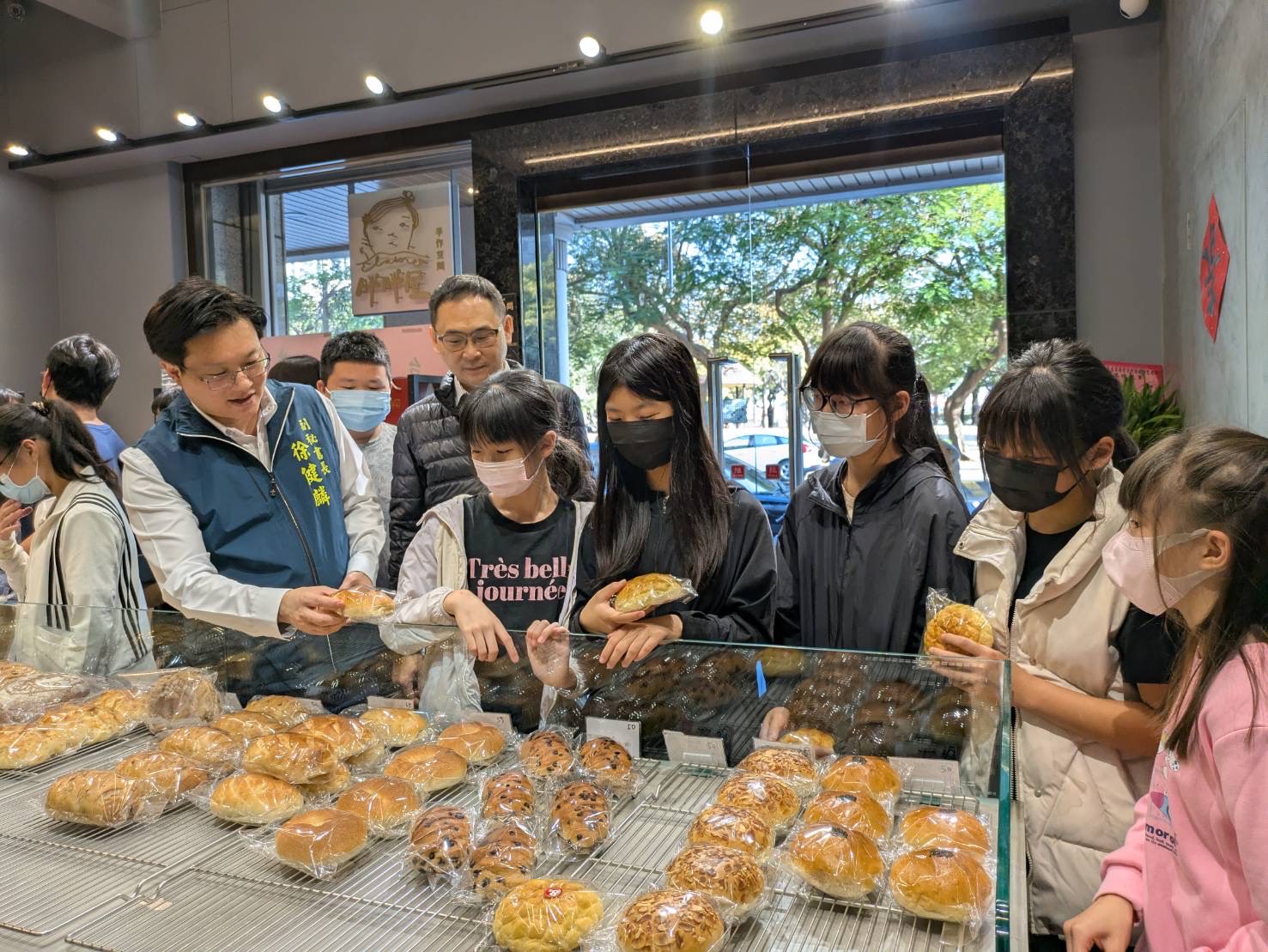 台南市府媒合布雷夫手作烘焙以及台南市體育總會射擊委員會主委蔡岳勳，邀請弱勢兒少品嘗世界冠軍特色麵包。（台南市政府提供）