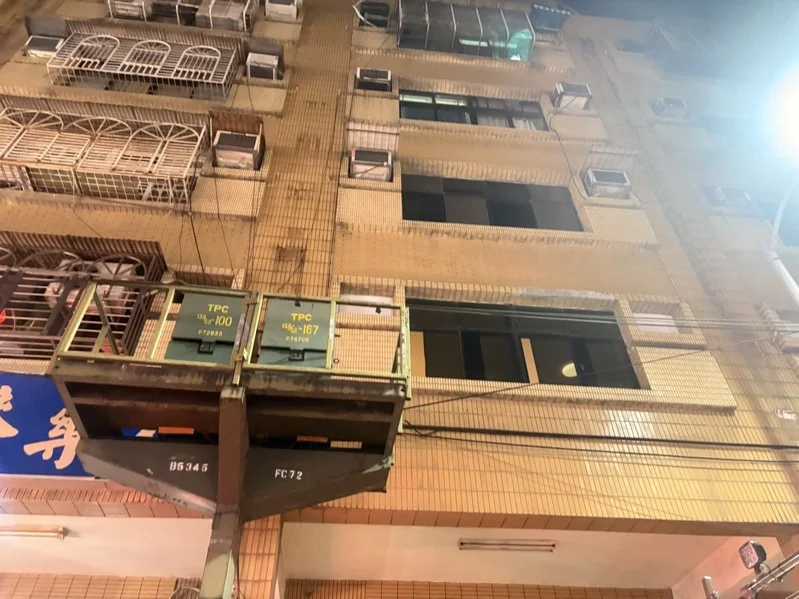 新北泰山區一棟公寓晚間發生氣爆。（翻攝畫面）