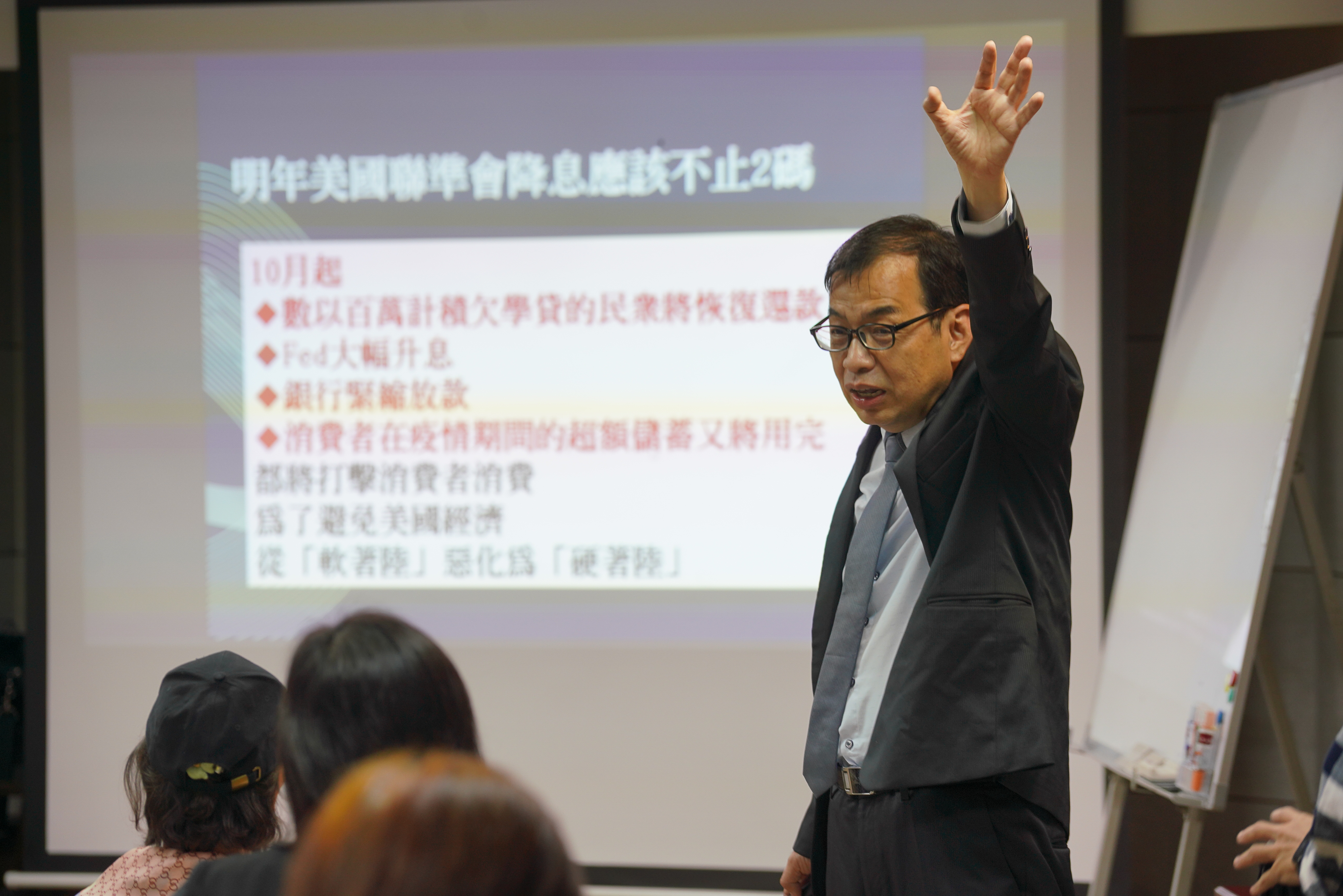 億元教授鄭廳宜比喻，養育孩子20年要花1,000萬元，同樣資金拿去投資美債ETF，可以年領50萬息收，是「孝順」小孩。