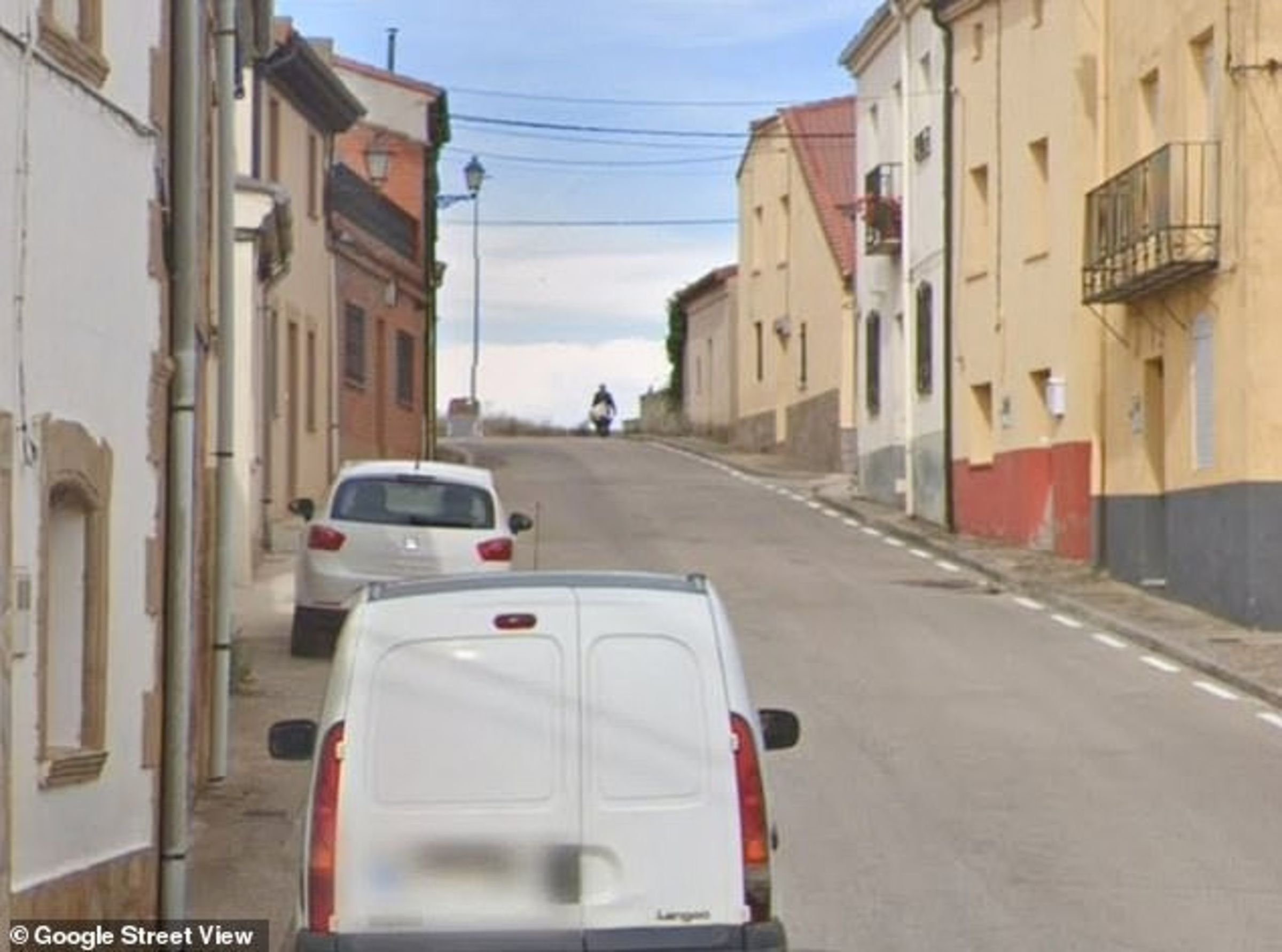 街景車意外拍到嘎拉多從遠處運屍的畫面。(翻自Google街景)